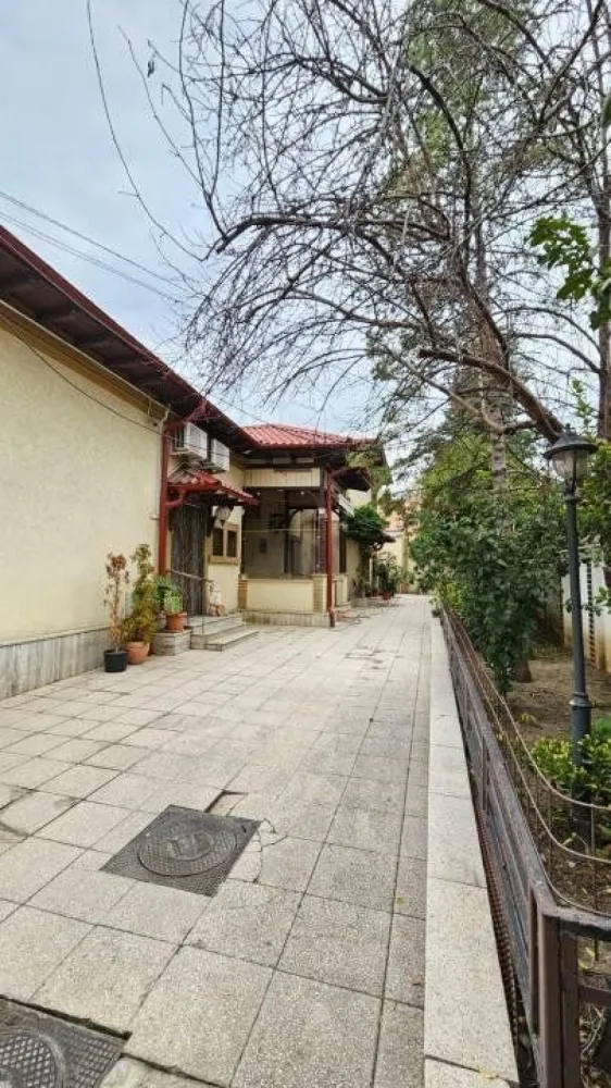 Casa individuala (singur in curte), zona centrala - Vând casă situată in apropierea centrului orasului (Strada Tepes Voda), intr-o zona linistita, cu acces facil catre toate zonele. Imobilul este format din doua corpuri de locuit. Casa din fata (cea mai mare) este dispusa pe subsol, parter si etaj. Parterul are o suprafata utila de 108.4mp, o terasa de 10.6mp si o scara de 2.1mp. Etajul are o suprafata de 34.2mp si un pod de aproximativ 74mp. Subsolul are 23.6mp si o scara de 2.4mp.
Corpul 2 se afla situat doar pe parter si are o suprafata de 72.3mp.
Constructia dateaza din 1970 si a fost renovata in 2010 (inclusiv instalatii electrice si sanitare)
Imobilul beneficiaza de o curte spaţioasă, cu grădină amenajată şi loc pentru relaxare. Casa este primitoare şi spaţioasă, fiind ideală pentru una sau 2 familii.