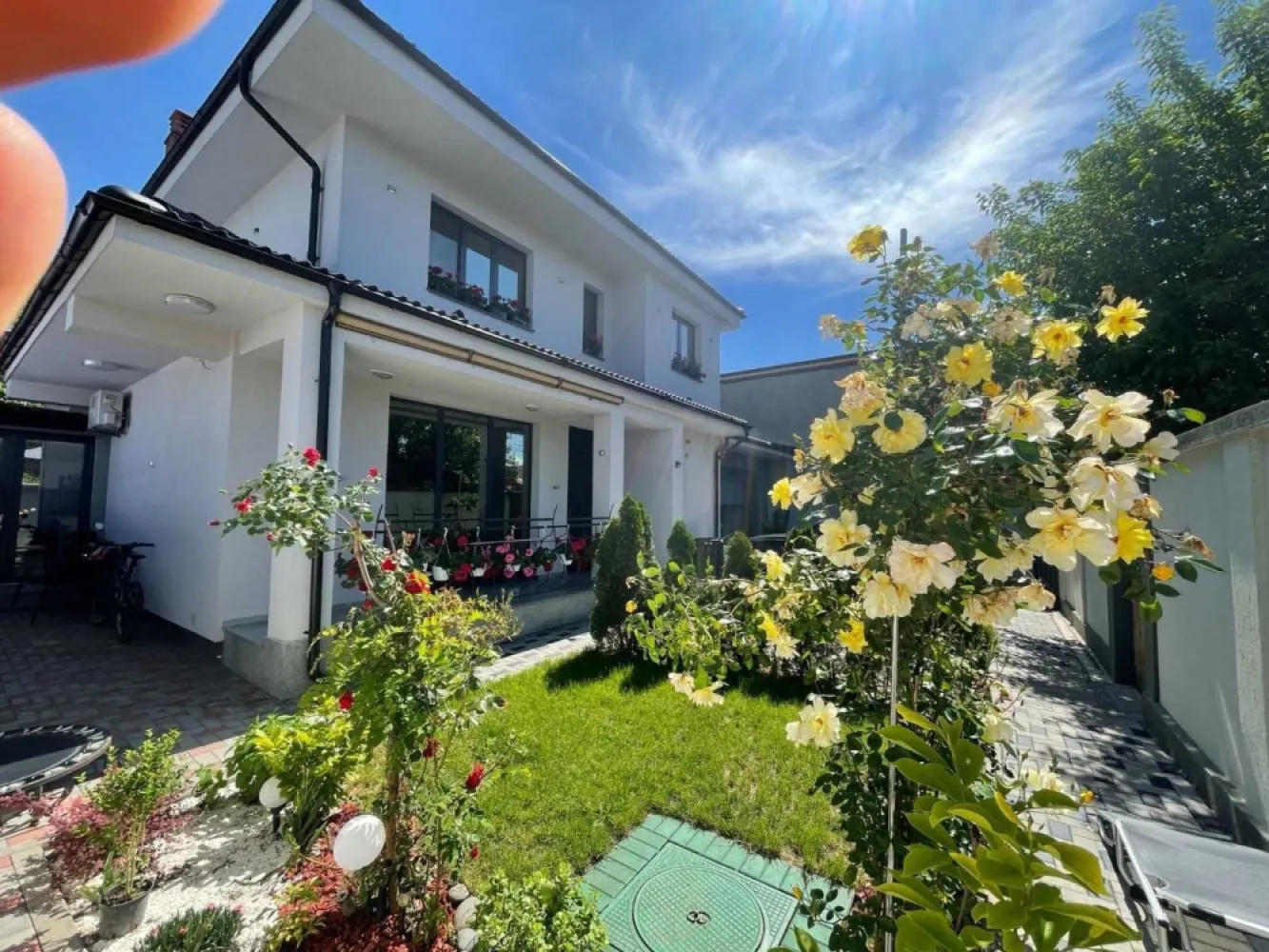 Vila constructie 2019 , deosebita, Colentina , rond A3 cu Gherghitei - Vila deosebita , constructie noua 2019 , cu o arhitectura Mediteraneana , cu sarpante din beton si acoperite cu tigla, construita de constructori cu experienta ,pereti tencuiti atat la interior cat si la exterior , finisaje de calitate , fatada are o decorativa Baumit de 3mm care da o rezistenta mai mare si un aspect deosebit , la parter placat cu gresie de trafic intens, import Italia , de foarte buna calitate , pusa in diagonala , fara intreruperi , la etaj , gresie ceramica cu model , imitatie lemn gri , pe terasa 25 m2 , piatra naturala si incalzire in pardoseala , scara interioara din beton placata cu marmura , cu posibilitati de extindere pentru amenajarea mansardei , unde este o placa de beton de 110 m2 care formeaza si sageacul acoperisului, izolat , placat cu polistiren , ideala pentru amenajarea unei mansarde prin indepartarea tiglei si reconfigurarea acoperisului .
 Casa are 80m patrati pe nivel , garajul are 40 m2 , construit din beton si caramida , pereti finisati si gresie .
 Teren total 380 m2 , cu o deschidere de 20 m la strada , se pot parca 2 masini in curte si doua in garaj 
 Casa este acoperita cu tigla , are doua cosuri , pentru semineu .si soba terasa . , La parter mobila de bucatarie , baie ,hol intrare , casa scarii , dressing .
 La etaj sunt 3 camere , o baie , pe hol si una in camera .

Constructia are un proiect de rezistenta cu 17000 kg de fier , ce permite etajarea , inaltimea camerelor este de 3,20 ml , construita modern cu incalzire in pardoseala atat la parter cat si la etaj , automatizata , instalatie solara pentru apa calda , termopane de aluminiu de calitate superioara , cu geam tripan si reflexie solara ,usa de la intrare este din termopan de aluminiu si sticla 15 cm grosime .
 Are 3 placi de beton , inclusiv pe garajul de 40 m2. Garajul este construit din caramida cu structura din beton , care poate avea diverse utilizari prin reamenajare, are usi culisante in partea din spate a garajului si usa culisanta automatizata in partea din fata de 4 m latime , inaltimea garajului este 3,5 ml , cu instalatie de curent ,380 V . Gazele sunt trase prin pamant , pana la intrarea in centrala , canalizarea este extinsa pe cele doua laterale ale casei cu tuburi de 20 cm , put cu hidrofor pentru gradina .
 O terasa de 35 m2 , inchisa cu termopan , cu incalzire in pardoseala , centrala cu gaze ,separat de casa , utilata cu mobila de bucatarie si aer conditionat (a doua bucatarie ) , foarte utila atat vara cat si iarna si o terasa exterioara neacoperita .
 Amplasarea este pe o strada cu latime generoasa , pe care circula autobuzul 382 , statia acestuia fiind in apropiere , acces usor in intersectia Colentina ,Fundeni cat si cartierul Floreasca Pipera Autostrada A3 la 3 min .
Toate actele la zi , Receptie , Intabulare , Cartea Constructorului , Cadastru , eligibila pentru finantare .