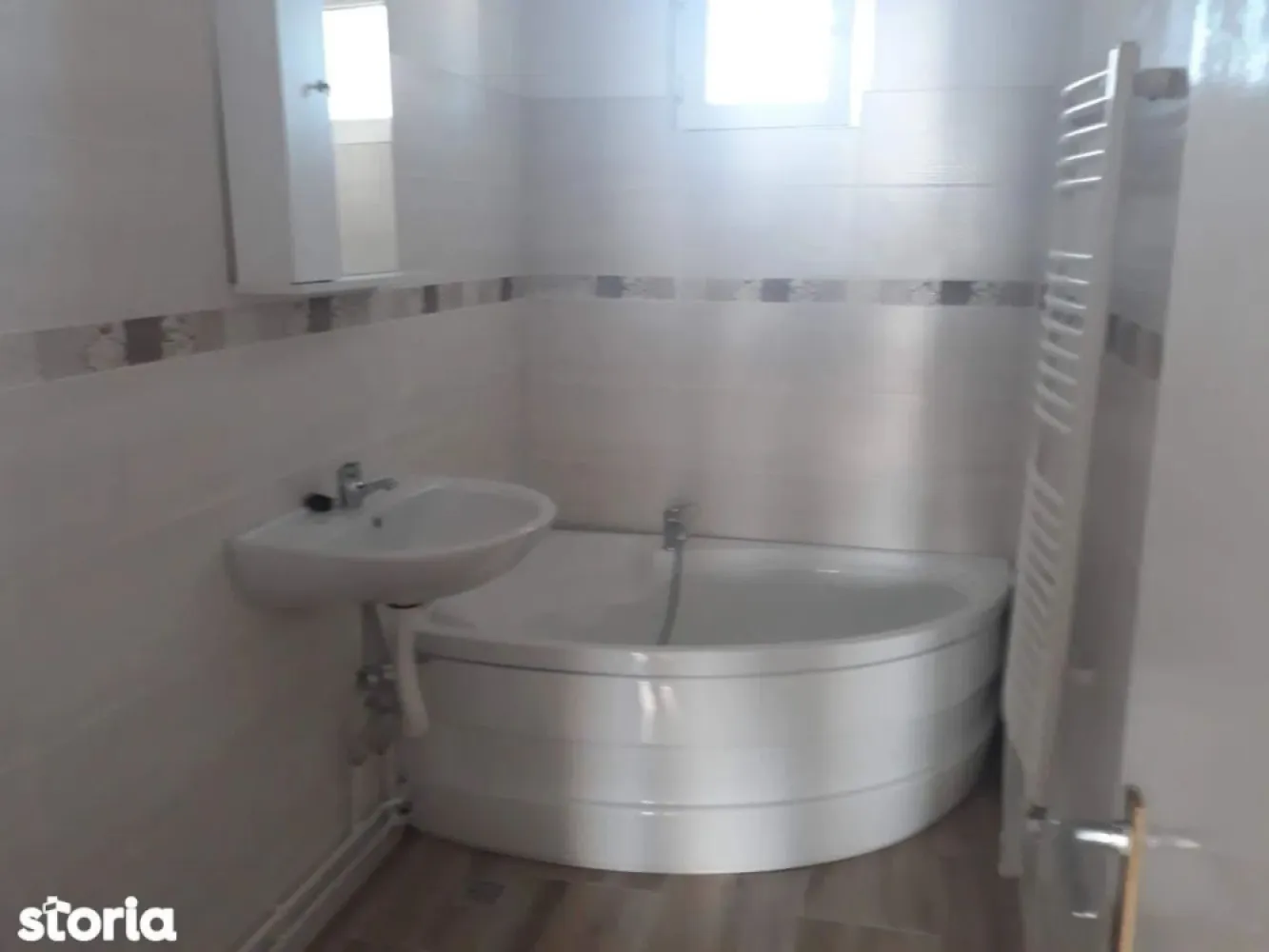 Ag EUROPA vinde ap. 2 cam renovat la etajul 4 în zona ultracentrala. - Agentia EUROPA vinde apartament finisat cu doua camere decomandate la etajul 4 în zona ultracentrala.