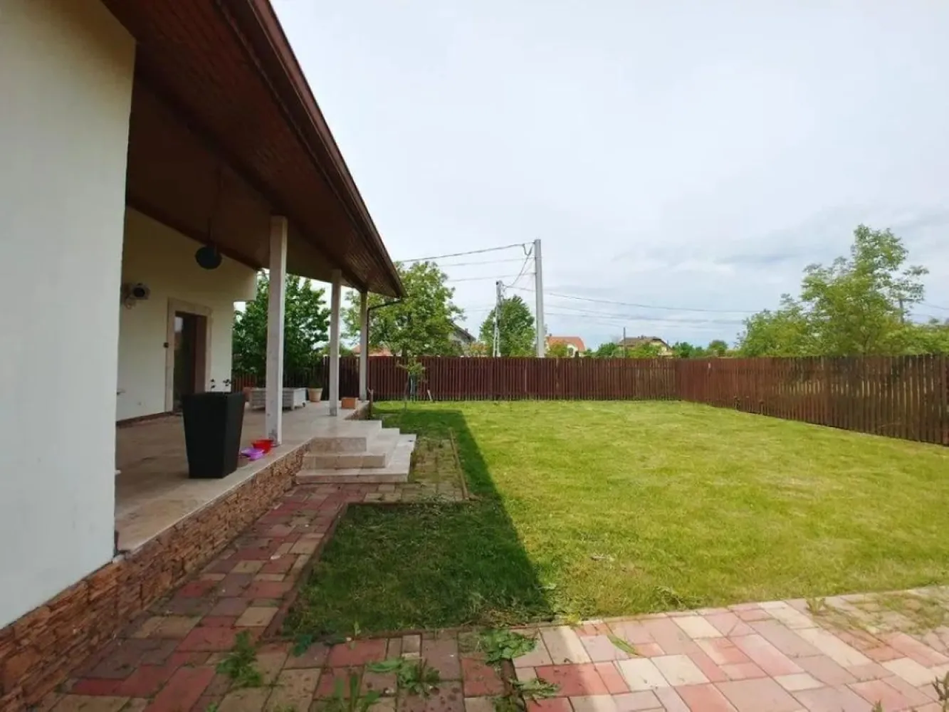 Ag EUROPA vinde casa NOUA individuala 5 cam. in Lazuri cu teren 7 ari. - Ag EUROPA vinde casa individuala NOUA construita in 2010 cu 5 camere, curte si garaj incalzit impreuna cu teren aferent de 7 ari.