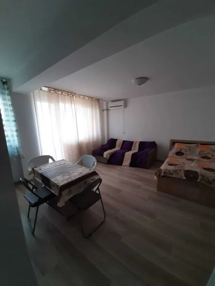 Proprietar , vand sau schimb garsoniera Mamaia Nord - Vand sau schimb garsoniera , an constructie 2016, utilata si mobilata , bloc curat , vecini foarte draguti
Dintre facilitati enumar:
-loc de parcare
-boxa
-38 mp utili
-mobilata :canapea , pat ,sifonier, mobila bucatarie, saltea -toate noi de la Dedeman
-masa si scaune
-TV
-frigider
-masina de spalat
-aer conditionat

Zona: strada M17, Mamaia Sat-Navodari, pe marginea lacului , priveliste deosebita catre lac si mare , fara posibilitatea de a se obtura vederea de alte blocuri in constructie

Accept si schimb cu garsoniera Bucuresti , minim 30 mp ,intr -o zona buna.

Pentru mai multe info va rog apel la 07*********19.Nu raspund la mesajele de pe olx decat rar din lipsa timpului.Multumesc