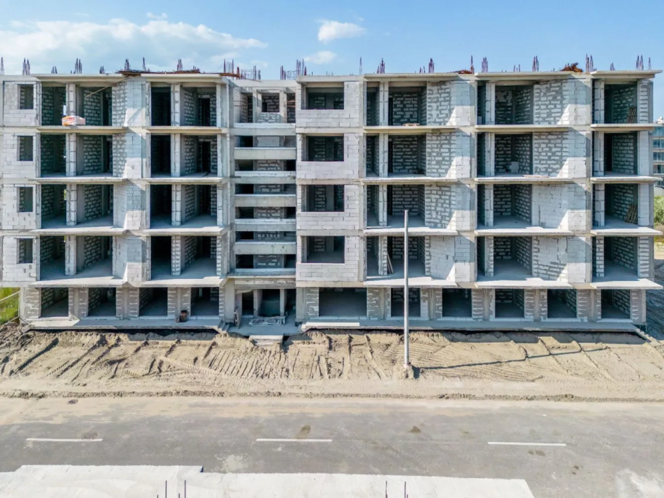 Ag. Eu. vinde Ap. 2 Cam. 40 mp Parter An bloc 2023 Mamaia Nord - Agentia Europa doreste sa va puna la dispozitie pentru vanzare apartamentul visurilor tale, de la malul mării! 
Apartamentul are suprafata utila 40 mp dintre care 6 mp este balconul . 
Amplasat într-o zonă liniștită a stațiunii Mamaia Nord, dar în același timp la doar 100 de metri de promenadă și plajă, proiectul îți oferă vacanța ta perfectă, acasă. Prin conceptul arhitectural deosebit, toți clienții vor beneficia de vedere către mare (atât din interior, cât și de pe terasă), indiferent de poziționarea în clădire.

Fațadele cu terase nu vor fi niciodată umbrite sau obturate de o altă construcție vecină viitoare, având în vedere ca terenul are deschidere la două străzi publice (în față: strada B1; în spate: strada A6).

Utilizarea eficientă a spațiilor, geometria pereților, generozitatea teraselor, potențialul turistic al zonei – fac din acest proiect probabil cea mai eficientă achiziție (raport calitate/preț) din stațiunea Mamaia Nord.

Multiple modalități de plată: avans 50% + diferența la predare – prețuri cu discount 5%; avans 75% + diferența la predare – prețuri cu discount 20%; rate la dezvoltator.

ApartamentUL se vinde la alb și beneficiază de următoarele dotări și finisaje:

 tâmplărie PVC, geam termoizolant
 ușă metalică la intrarea în locuință
 centrală proprie pe gaz
 pereți tencuiți mecanizat și finisați cu glet
 pardoseli la nivel de șapă
 instalația electrică, sanitară și termică – realizată
 pregătire pentru aer condiționat
 terase placate cu gresie + balustradă din sticlă
 casa scării echipată complet: pardoseli cu piatră naturală, balustradă, sistem de iluminat
 izolație exterioară 10cm
 lift modern
 videointerfon
 supraveghere video
 loc de parcare – 10.000€ + TVA sau disponibil pentru închiriere

*Toate informațiile, schițele și pozele au exclusiv scop de prezentare! Suprafețele apartamentelor pot suferi modificări +/- 5% după măsurătorile cadastrale.
In cazul achitarii unui avans maimare de 50% se aplica un discount de 5%
In cazul achitarii unui avans maimare de 75 se aplica un discount de 20%