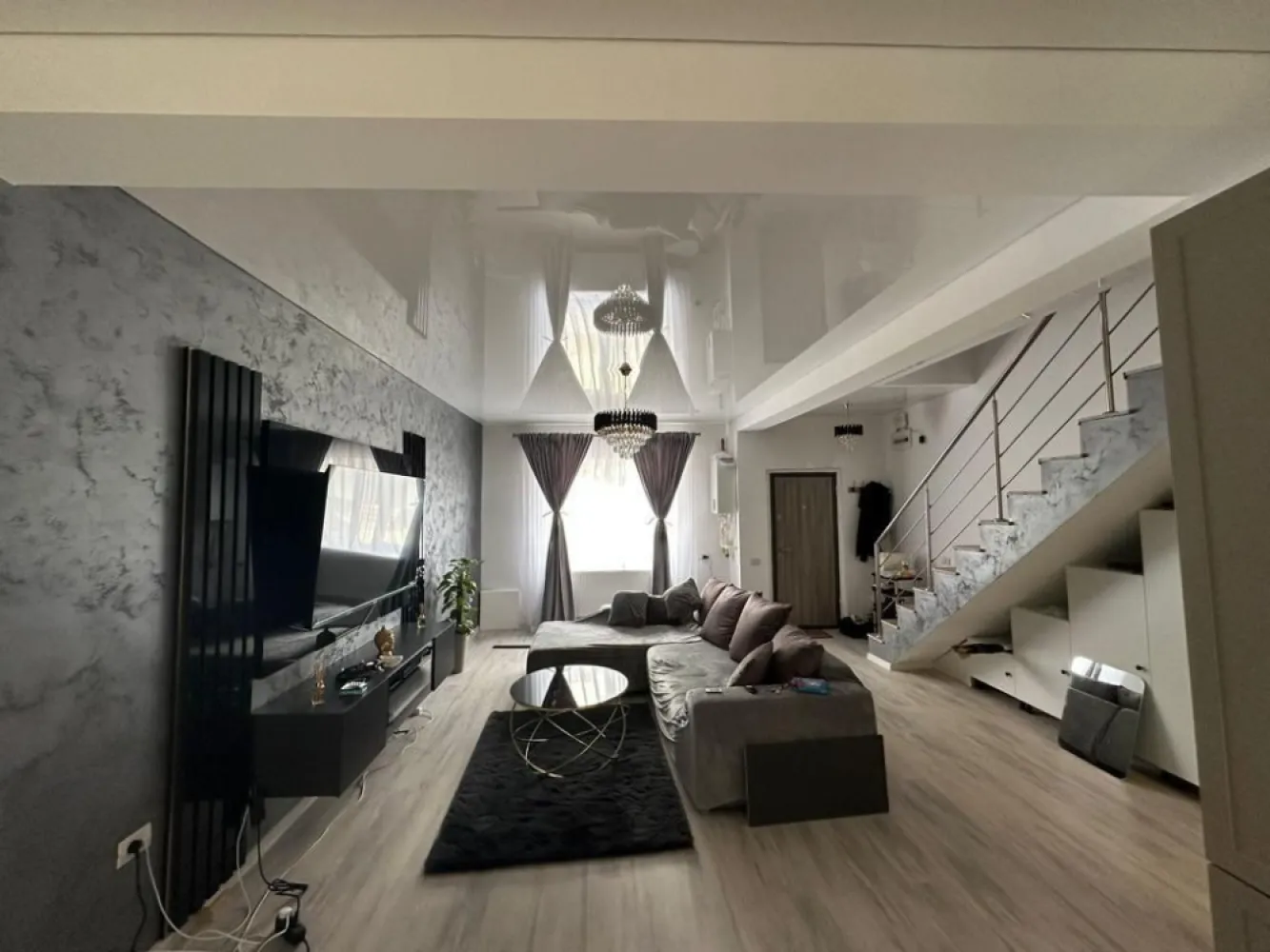 Ag. Eu. vinde Casa P+1 3 camere in Mamaia Nord - Hanul cu Peste - Agentia Europa doreste sa va puna la dispozitie catre vanzare o vila superba, spatioasa si aerisita , cu o curte in spate 20 mp 
Casa este impartita astfel: a parter dintr-un living generos cu bucatarie open space + baie totul avand o suprafata de 45 mp
Etajul compus din 2 dormitoare +baie avand o suprafata totala de 42 mp

Zona este foarte linistita , la doua strazi mai sus de Hanul cu Peste , la doar 10 min de mers pe jos pana la plaja si 10 min pana in oras cu masina.

Perfecta pentru locuit impreuna cu familia sau profitabila pt busines !
Casa dispune si de 2 locuri de parcare incluse in pret. 

Casa este utilata ultra modern , totul nou , de la electrosnice pana la mobilier !