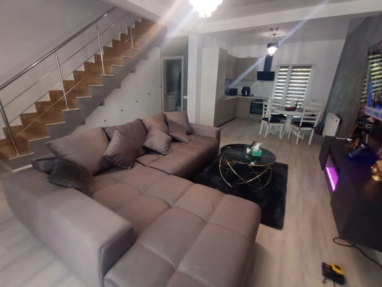 Ag. Eu. vinde Casa P+1 3 camere in Mamaia Nord - Hanul cu Peste - Agentia Europa doreste sa va puna la dispozitie catre vanzare o vila superba, spatioasa si aerisita , cu o curte in spate 20 mp 
Casa este impartita astfel: a parter dintr-un living generos cu bucatarie open space + baie totul avand o suprafata de 45 mp
Etajul compus din 2 dormitoare +baie avand o suprafata totala de 42 mp

Zona este foarte linistita , la doua strazi mai sus de Hanul cu Peste , la doar 10 min de mers pe jos pana la plaja si 10 min pana in oras cu masina.

Perfecta pentru locuit impreuna cu familia sau profitabila pt busines !
Casa dispune si de 2 locuri de parcare incluse in pret. 

Casa este utilata ultra modern , totul nou , de la electrosnice pana la mobilier !