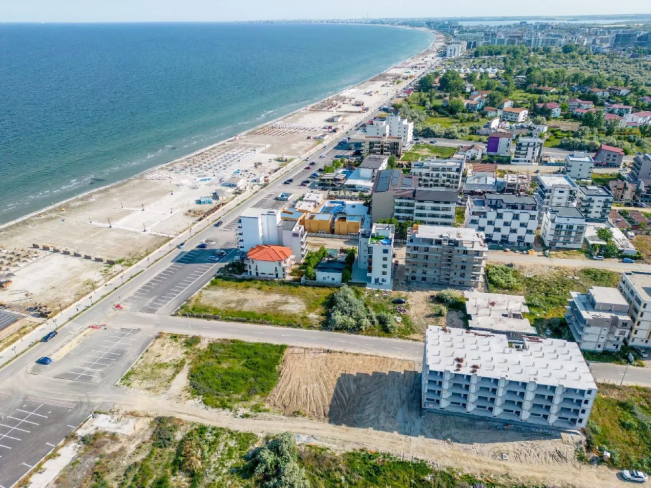 Ag. Eu. vinde aP. 2 Cam 38 mp Parter/8 finalizare 2024 feb. mamaia nord - Agentia Europa doreste sa va puna la dispozitie pentru vanzare apartamentul visurilor tale, de la malul mării! 
Apartamentul are suprafata utila 38 mp dintre care 6 mp este balconul . 
Amplasat într-o zonă liniștită a stațiunii Mamaia Nord, dar în același timp la doar 100 de metri de promenadă și plajă, proiectul îți oferă vacanța ta perfectă, acasă. Prin conceptul arhitectural deosebit, toți clienții vor beneficia de vedere către mare (atât din interior, cât și de pe terasă), indiferent de poziționarea în clădire.

Fațadele cu terase nu vor fi niciodată umbrite sau obturate de o altă construcție vecină viitoare, având în vedere ca terenul are deschidere la două străzi publice (în față: strada B1; în spate: strada A6).

Utilizarea eficientă a spațiilor, geometria pereților, generozitatea teraselor, potențialul turistic al zonei – fac din acest proiect probabil cea mai eficientă achiziție (raport calitate/preț) din stațiunea Mamaia Nord.

Multiple modalități de plată: avans 50% + diferența la predare – prețuri cu discount 5%; avans 75% + diferența la predare – prețuri cu discount 20%; rate la dezvoltator.

ApartamentUL se vinde la alb și beneficiază de următoarele dotări și finisaje:

 tâmplărie PVC, geam termoizolant
 ușă metalică la intrarea în locuință
 centrală proprie pe gaz
 pereți tencuiți mecanizat și finisați cu glet
 pardoseli la nivel de șapă
 instalația electrică, sanitară și termică – realizată
 pregătire pentru aer condiționat
 terase placate cu gresie + balustradă din sticlă
 casa scării echipată complet: pardoseli cu piatră naturală, balustradă, sistem de iluminat
 izolație exterioară 10cm
 lift modern
 videointerfon
 supraveghere video
 loc de parcare – 10.000€ + TVA sau disponibil pentru închiriere

*Toate informațiile, schițele și pozele au exclusiv scop de prezentare! Suprafețele apartamentelor pot suferi modificări +/- 5% după măsurătorile cadastrale.
In cazul achitarii unui avans maimare de 50% se aplica un discount de 5%
In cazul achitarii unui avans maimare de 75 se aplica un discount de 20%