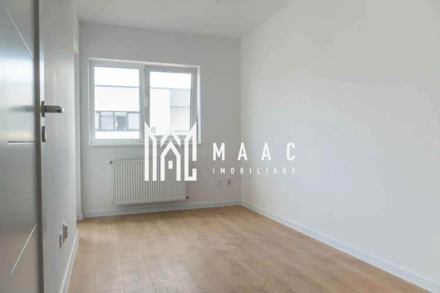Apartament 4 camere | Etaj 4 | Loc de parcare - MAAC Imobiliare va propune spre vanzare un apartament cu 4 camere, situat într-un complex rezidențial nou. Locuințele care compun ansamblul, sunt structurate în apartamente de 2 camere, 3 camere și 2 tipuri de 4 camere. Toate apartamentele sunt bine proporționate, compartimentate excelent pentru o viață modernă, pregătite și gândite în așa fel încât, fiecare spațiu să fie util vieții cotidiene. Suprafata utila a acestui apartament este de 92.09 mp, cu o compartimentare optima astfel: - living open space cu bucatarie - dormitor matrimonial cu baie proprie - 2 dormitoare - baie - hol - 2 balcoane Se poate opta atat pentru predare la cheie cat si cu predare la stadiul de semifinisat. Pentru mai multe informatii specificati ca ati vazut anuntul cu ID:CP2581958 }}