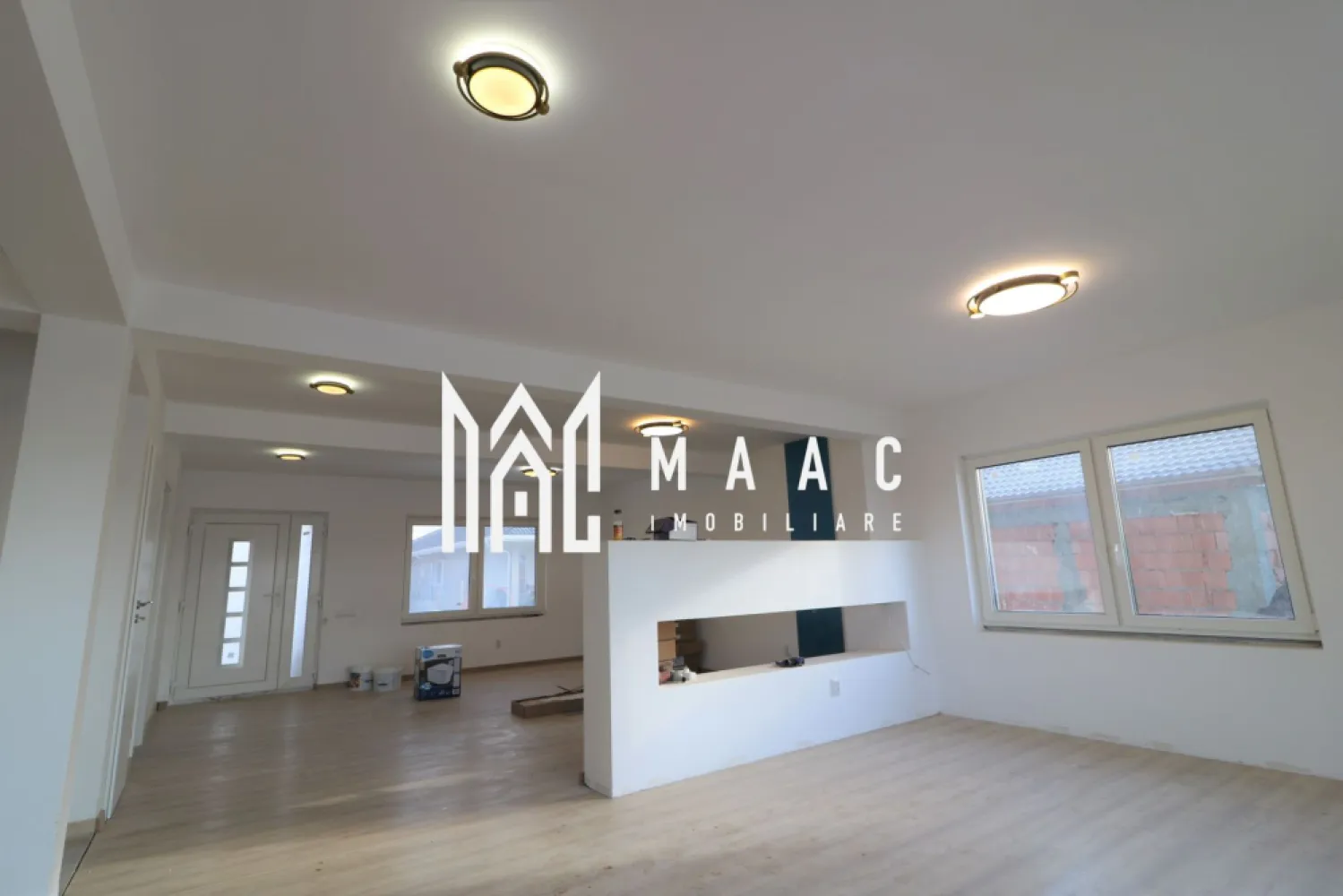 Casa individuala 5 camere | Terasa | 155 mpu | Viile Sibiului - MAAC Imobiliare va propune spre vanzare o casa cu o vedere panoramica superba in Viile Sibiului. Casa are o suprafata de 160 MPU si un teren de 354 MP si este compartimentata astfel: Parter: - Livingul deschis cu loc de luat masa si bucatarie in suprafata totala de 61,6 mpu - Birou - Baie de serviciu - Terasa exterioara de 27,3 mpu Etaj: - 3 dormitoare din care doua cu dressing - 2 bai - 2 balcoane - Casa scarii Terasa supraetajata cu loc de depozitare in suprafata de 151 mpu. Curte: - 1 terasa - spatiu verde - suprafata libera de 201 MP - 2 locuri de parcare Aceasta beneficiaza de urmatoarele facilitati: - Finisaje de înaltă calitate - 2 terase exterioare - Aleea pietonala / intrarea / curtea placata cu pavaj - Uși exterioare și geamuri termopan - Usi interioare modulare - 2 locuri de parcare in curtea din fata casei - Izolatie exterioara - Hidroizolatie pe terasa si balcoane. - Centrala termica prin condensare Pentru mai multe detalii spuneti ca ati vazut anuntul cu ID: CP2497603 }}