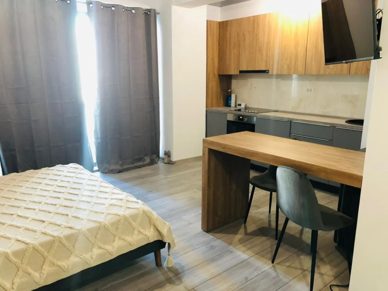 Studio Mamaia Nord Almar Luxury - Studio disponibil in complex Almar Luxury- Mamaia Nord, zona Lidl, pe partea cu marea la 250 de metri de plajele Maho și Lujo și 250 de magazinul Lidl. Capacitate 2 adulti și 2 copii. Oaspeții beneficiază de acces la piscina cu apa sarata.
aer condionat
lift
wifi
frigider
masina de spalat
Adresa exactă este strada D10 nr 11 bis

73.000 € + TVA

Ansamblul rezidențial „Almar Luxury ” este localizat în Stațiunea Mamaia Nord, pe strada D10, Bulevardul Mamaia Nord, Năvodari și are doar 250 de metri până la plajă si 250 de metri pana la supermarketul LIDL. Complexul se află chiar în inima zonei turistice și este înconjurat de Vile, Camping-uri, Hoteluri și Pensiuni. Aici se găsesc o mulțime de cafenele și terase. Pe o rază de 5,6 – 6,1 km se află cele mai prestigioase cluburi de noapte de pe litoral (Ego Club Mamaia, Nuba, Loft Mamaia și Fratelli Beach&Club;).