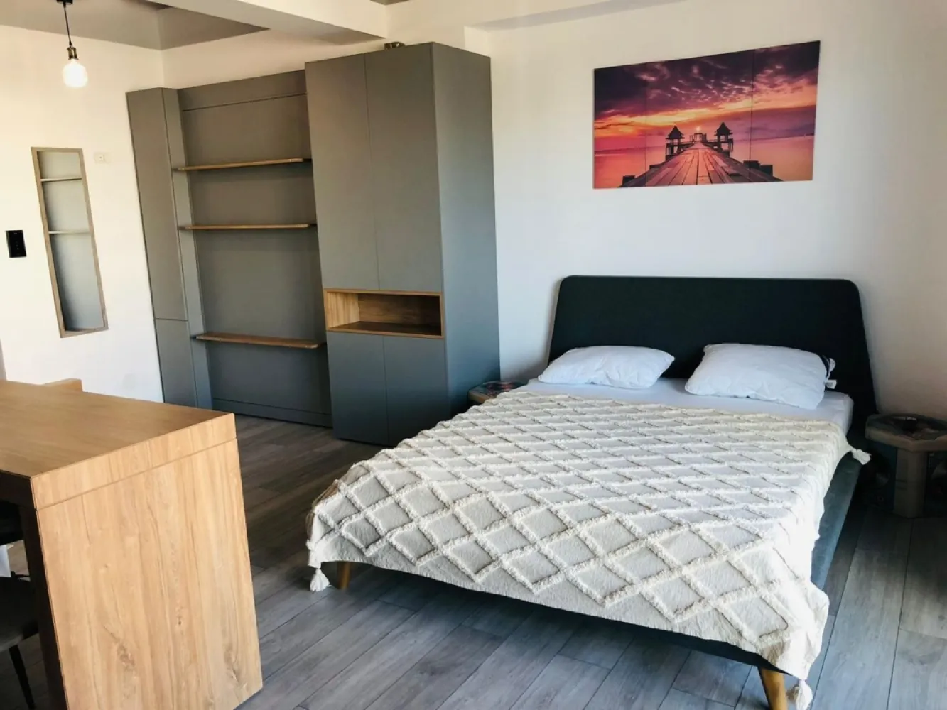 Studio Mamaia Nord Almar Luxury - Studio disponibil in complex Almar Luxury- Mamaia Nord, zona Lidl, pe partea cu marea la 250 de metri de plajele Maho și Lujo și 250 de magazinul Lidl. Capacitate 2 adulti și 2 copii. Oaspeții beneficiază de acces la piscina cu apa sarata.
aer condionat
lift
wifi
frigider
masina de spalat
Adresa exactă este strada D10 nr 11 bis

73.000 € + TVA

Ansamblul rezidențial „Almar Luxury ” este localizat în Stațiunea Mamaia Nord, pe strada D10, Bulevardul Mamaia Nord, Năvodari și are doar 250 de metri până la plajă si 250 de metri pana la supermarketul LIDL. Complexul se află chiar în inima zonei turistice și este înconjurat de Vile, Camping-uri, Hoteluri și Pensiuni. Aici se găsesc o mulțime de cafenele și terase. Pe o rază de 5,6 – 6,1 km se află cele mai prestigioase cluburi de noapte de pe litoral (Ego Club Mamaia, Nuba, Loft Mamaia și Fratelli Beach&Club;).