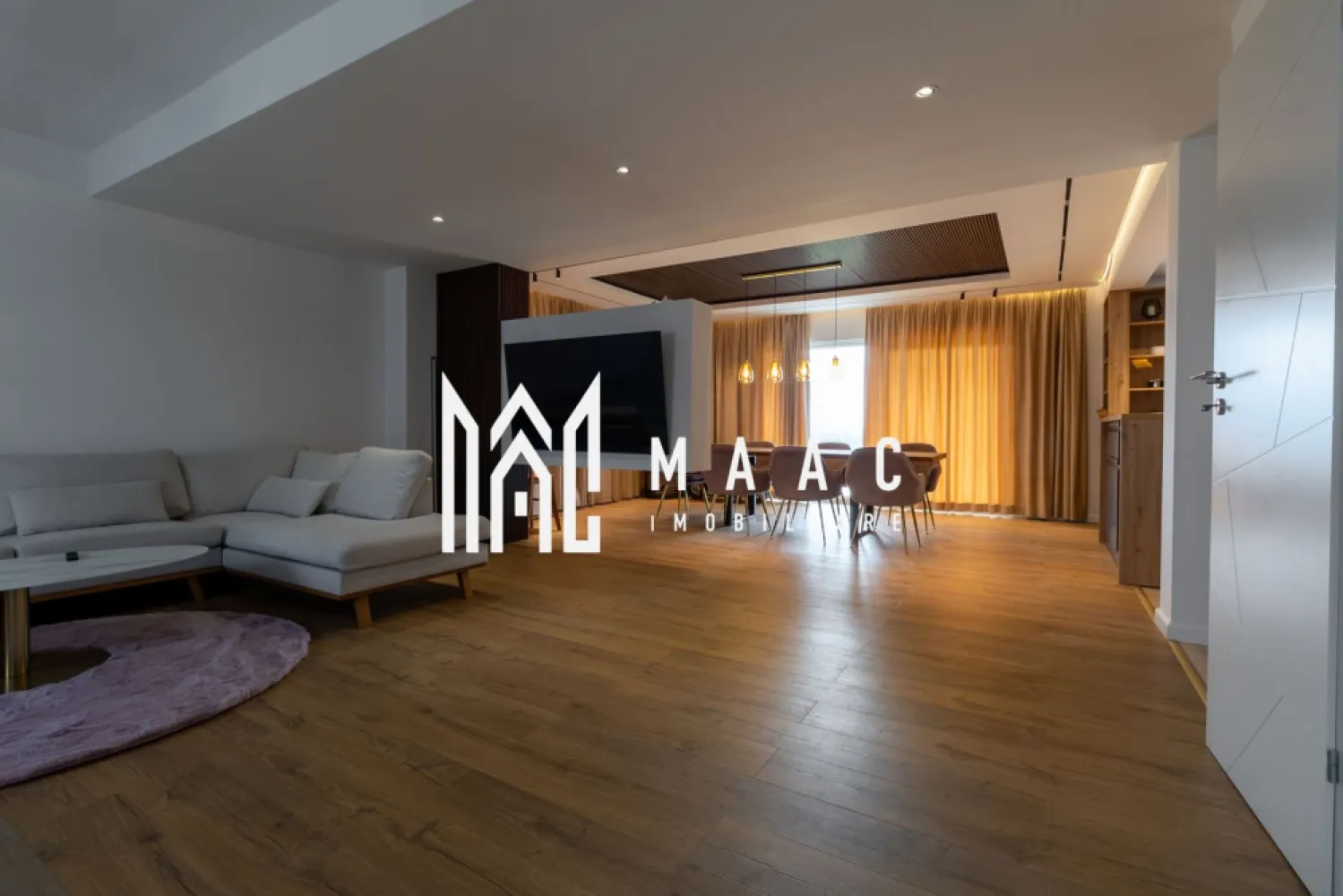 Casa/Vila 5 camere | Teren de 354 mp | Zona Viile Sibiului - MAAC Imobiliare va propune spre vanzare casa/vila excelent compartimentata si amenajata cu stil luxuriant si calitate superioara in Viile Sibiului. Casa are o suprafata de 300MP construiti (160 MPU) si un teren de 354 MP si este compartimentata astfel: Parter: - Livingul deschis cu locul de luat masa si bucataria in suprafata totala de 61,6 mpu - Camera tehnica - Baie - Bucatarie - Terasa exterioara de 27,3 mpu Etaj: - 3 camere - 2 bai - 2 balcoane - terasa - 2 dressing-uri - Casa scarii spre terasa supraetajata Terasa supraetajata cu loc de depozitare in suprafata de 151 mpu. Curte: - 1 terasa - spatiu verde - amenajata intr-un stil luxuriant cu o suprafata libera de 201MP - 4 locuri de parcare in interiorul terenului pe partea stanga si de 1 loc de parcare pe partea opusa a terenului adica partea dreapta. Aceasta beneficiaza de urmatoarele facilitati: - Finisaje de înaltă calitate - 2 terase exterioare - Aleea pietonala / intrarea / curtea placate cu pavaj - Uși exterioare și geamuri termopan - Livingul deschis cu locul de luat masa si bucataria - Izolatie exterioara calitativa si eficienta, tencuiala structurata - Termopan exterior gri antracit interior alb , cu 7 camere si 3 foi de sticla - Usi modulare albe - Baia matrimoniala este toata placata cu piatra naturala botticino si bucati de piatra naturala neagra nefinisata dotata cu zona de dus privata si cada dubla si chiuveta dubla - Candelabre in hol si bai - Lustre dimabile controlate prin telecomanda atat intensitatea cat si actionarea on off a luminii - Izolatie cu polistiren de 10cm , cu EPS 80 - Iluminat exterior O bijuterie de casa intr-un loc de poveste cu un pret mai mult decat accesibil. Pentru mai multe detalii, precizati telefonic ca ati vazut anuntul cu ID: CP2581954 }}