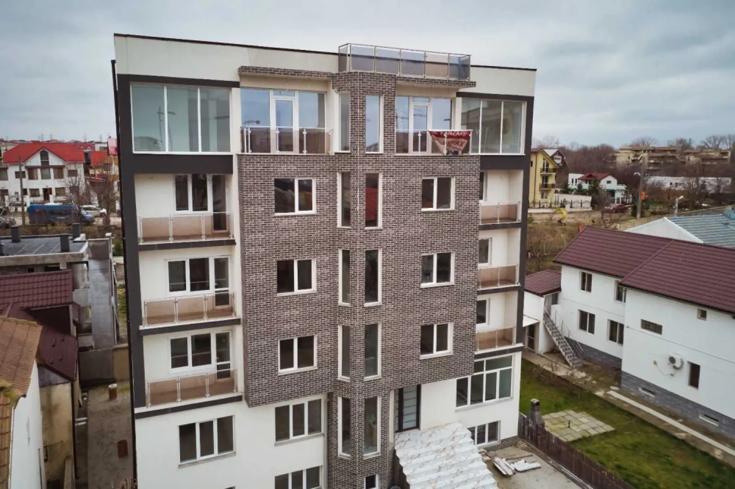 PROPRIETAR apartamente Mamaia Nord 2 camere incepand de la 55.000 53mp - apartamente direct la dezvoltator
BLOCUL ESTE SITUAT IN MAMAIA NORD SI ARE APARTAMENTE DE 53 MP , 72 MP 100MP SI 120 MP
apartamentele sunt gata cu toate utilitatile GRESIE FAIANTA USA INTRARE USI INTERIOARE SI INCEP CU PRETUL DE 55.000 EURO PENTRU CELE DE 53 MP blocul se afla pe strada T8 Mamaia Nord
toate utilitatile apa canalizare curent gaze
blocul detine parcare cu baiera supraveghere video 24*7

pentru mai multe informatii si vizionari TEL 07******86 Neculai Vasile
