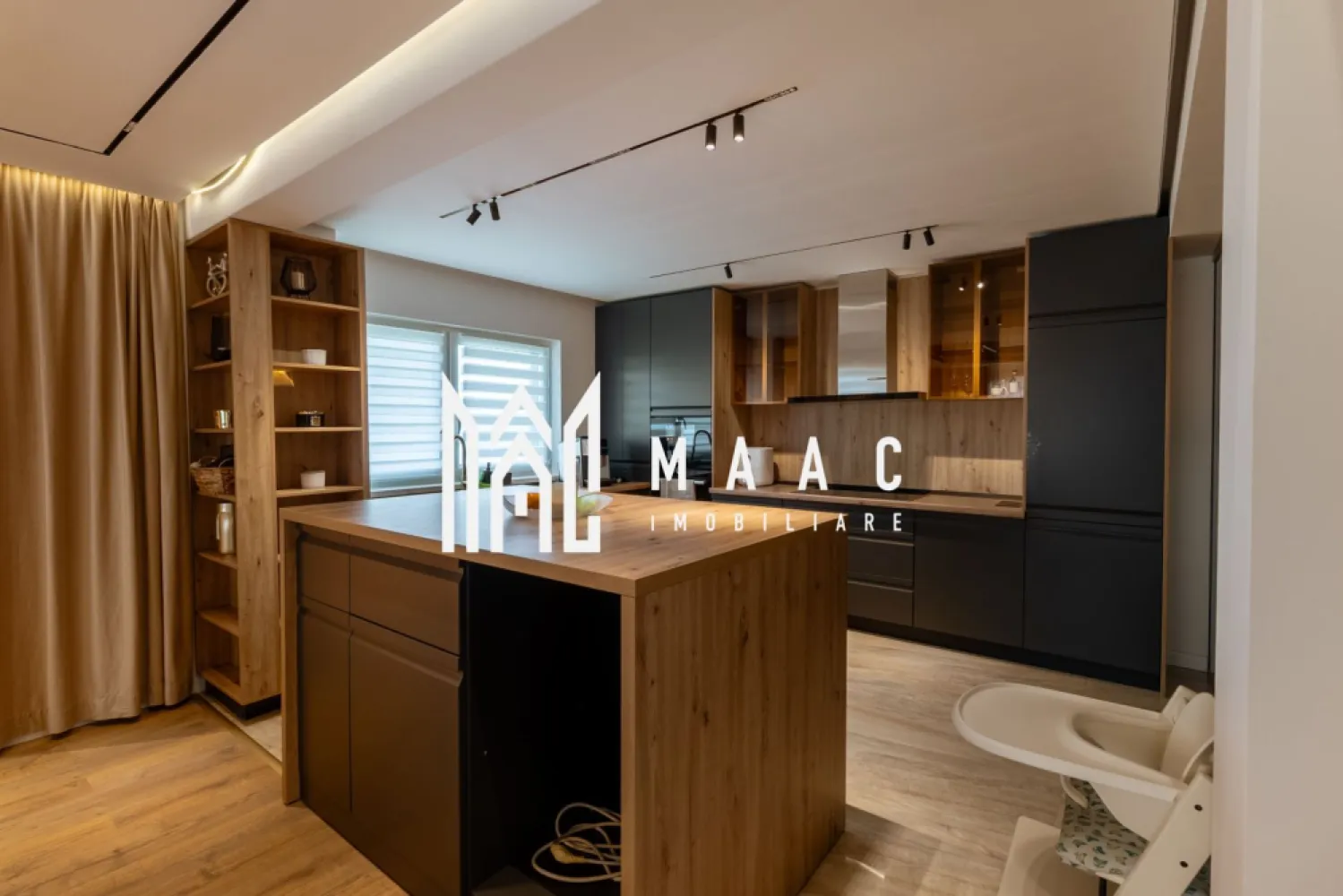 Casa/Vila 5 camere | Teren de 354 mp | Zona Viile Sibiului - MAAC Imobiliare va propune spre vanzare casa/vila excelent compartimentata si amenajata cu stil luxuriant si calitate superioara in Viile Sibiului. Casa are o suprafata de 300MP construiti (160 MPU) si un teren de 354 MP si este compartimentata astfel: Parter: - Livingul deschis cu locul de luat masa si bucataria in suprafata totala de 61,6 mpu - Camera tehnica - Baie - Bucatarie - Terasa exterioara de 27,3 mpu Etaj: - 3 camere - 2 bai - 2 balcoane - terasa - 2 dressing-uri - Casa scarii spre terasa supraetajata Terasa supraetajata cu loc de depozitare in suprafata de 151 mpu. Curte: - 1 terasa - spatiu verde - amenajata intr-un stil luxuriant cu o suprafata libera de 201MP - 4 locuri de parcare in interiorul terenului pe partea stanga si de 1 loc de parcare pe partea opusa a terenului adica partea dreapta. Aceasta beneficiaza de urmatoarele facilitati: - Finisaje de înaltă calitate - 2 terase exterioare - Aleea pietonala / intrarea / curtea placate cu pavaj - Uși exterioare și geamuri termopan - Livingul deschis cu locul de luat masa si bucataria - Izolatie exterioara calitativa si eficienta, tencuiala structurata - Termopan exterior gri antracit interior alb , cu 7 camere si 3 foi de sticla - Usi modulare albe - Baia matrimoniala este toata placata cu piatra naturala botticino si bucati de piatra naturala neagra nefinisata dotata cu zona de dus privata si cada dubla si chiuveta dubla - Candelabre in hol si bai - Lustre dimabile controlate prin telecomanda atat intensitatea cat si actionarea on off a luminii - Izolatie cu polistiren de 10cm , cu EPS 80 - Iluminat exterior O bijuterie de casa intr-un loc de poveste cu un pret mai mult decat accesibil. Pentru mai multe detalii, precizati telefonic ca ati vazut anuntul cu ID: CP2581954 }}