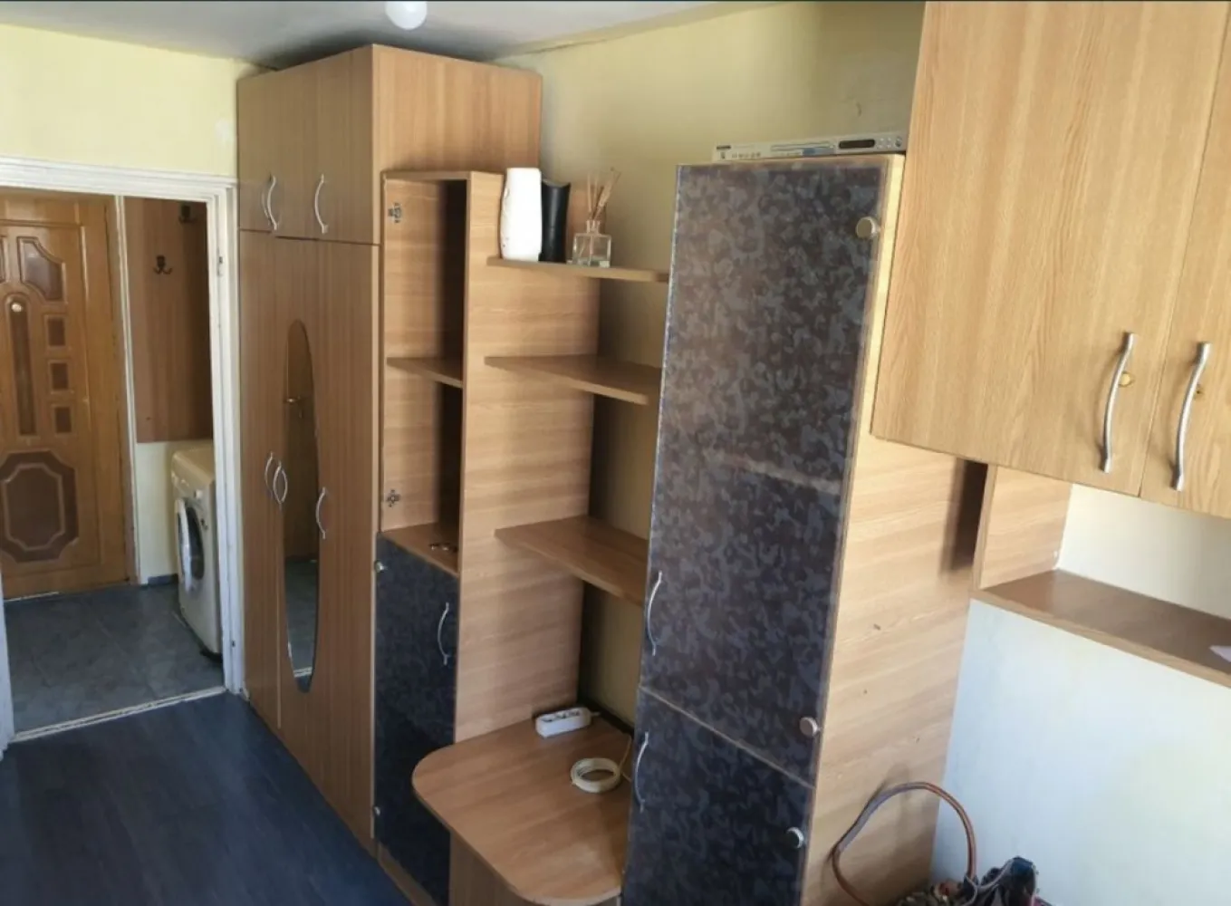 Garsoniera de vanzare - Vând garsoniera str Badea Cartan Constanța , 21 mp et 4/4 
Garsoniera se vinde mobilată și utilată cu frigider, mașina de spălat. aer condiționat .
Garsoniera necesita îmbunătățiri
Tel 07******64