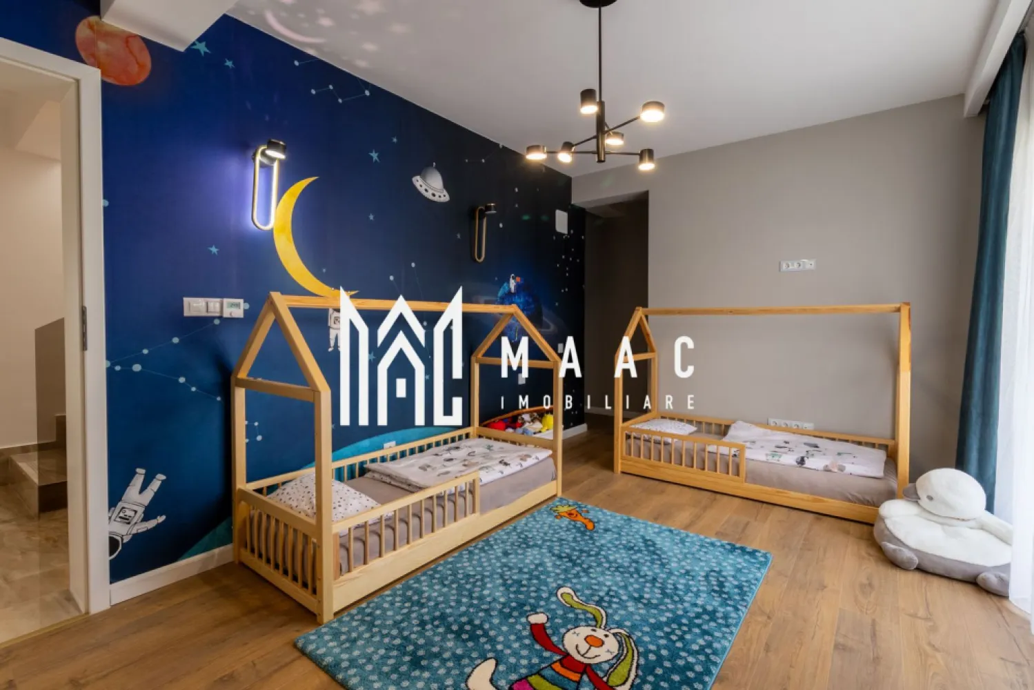 Casa/Vila 5 camere | Teren de 354 mp | Zona Viile Sibiului - MAAC Imobiliare va propune spre vanzare casa/vila excelent compartimentata si amenajata cu stil luxuriant si calitate superioara in Viile Sibiului. Casa are o suprafata de 300MP construiti (160 MPU) si un teren de 354 MP si este compartimentata astfel: Parter: - Livingul deschis cu locul de luat masa si bucataria in suprafata totala de 61,6 mpu - Camera tehnica - Baie - Bucatarie - Terasa exterioara de 27,3 mpu Etaj: - 3 camere - 2 bai - 2 balcoane - terasa - 2 dressing-uri - Casa scarii spre terasa supraetajata Terasa supraetajata cu loc de depozitare in suprafata de 151 mpu. Curte: - 1 terasa - spatiu verde - amenajata intr-un stil luxuriant cu o suprafata libera de 201MP - 4 locuri de parcare in interiorul terenului pe partea stanga si de 1 loc de parcare pe partea opusa a terenului adica partea dreapta. Aceasta beneficiaza de urmatoarele facilitati: - Finisaje de înaltă calitate - 2 terase exterioare - Aleea pietonala / intrarea / curtea placate cu pavaj - Uși exterioare și geamuri termopan - Livingul deschis cu locul de luat masa si bucataria - Izolatie exterioara calitativa si eficienta, tencuiala structurata - Termopan exterior gri antracit interior alb , cu 7 camere si 3 foi de sticla - Usi modulare albe - Baia matrimoniala este toata placata cu piatra naturala botticino si bucati de piatra naturala neagra nefinisata dotata cu zona de dus privata si cada dubla si chiuveta dubla - Candelabre in hol si bai - Lustre dimabile controlate prin telecomanda atat intensitatea cat si actionarea on off a luminii - Izolatie cu polistiren de 10cm , cu EPS 80 - Iluminat exterior O bijuterie de casa intr-un loc de poveste cu un pret mai mult decat accesibil. Pentru mai multe detalii, precizati telefonic ca ati vazut anuntul cu ID: CP2581954 }}