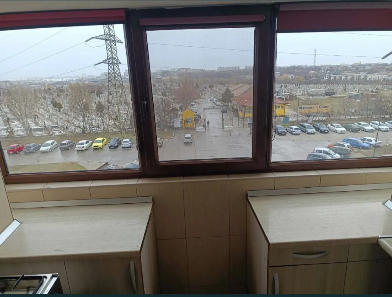 Apartament 2 camere mobilat si utilat zina Energia etaj 4 din 5 - Apartamentul se afla pe str. Baba Novac nr 167B, Constanta, prima trecere de pietoni, statie RATC 44 la intrarea în bloc. 
În apropriere centre comerciale: VIVO, LEROY MERLIN, JUMBO, scoala nr 23, Institutul de Marina, gradinita Mugurel, scoala nr 6.
Bloc Energia, scara B, Ap.29, etaj 4 din 5.
Formalitati la gaze in desfasurare.
Apartamentul este vandut complet mobilat si utilat cu facilitatile necesare, masina de spalat, aer conditionat, frigider, hota.
Apartamentul ESTE LA CHEIE.
Mai multe detali la telefon.
Pret negociabil.