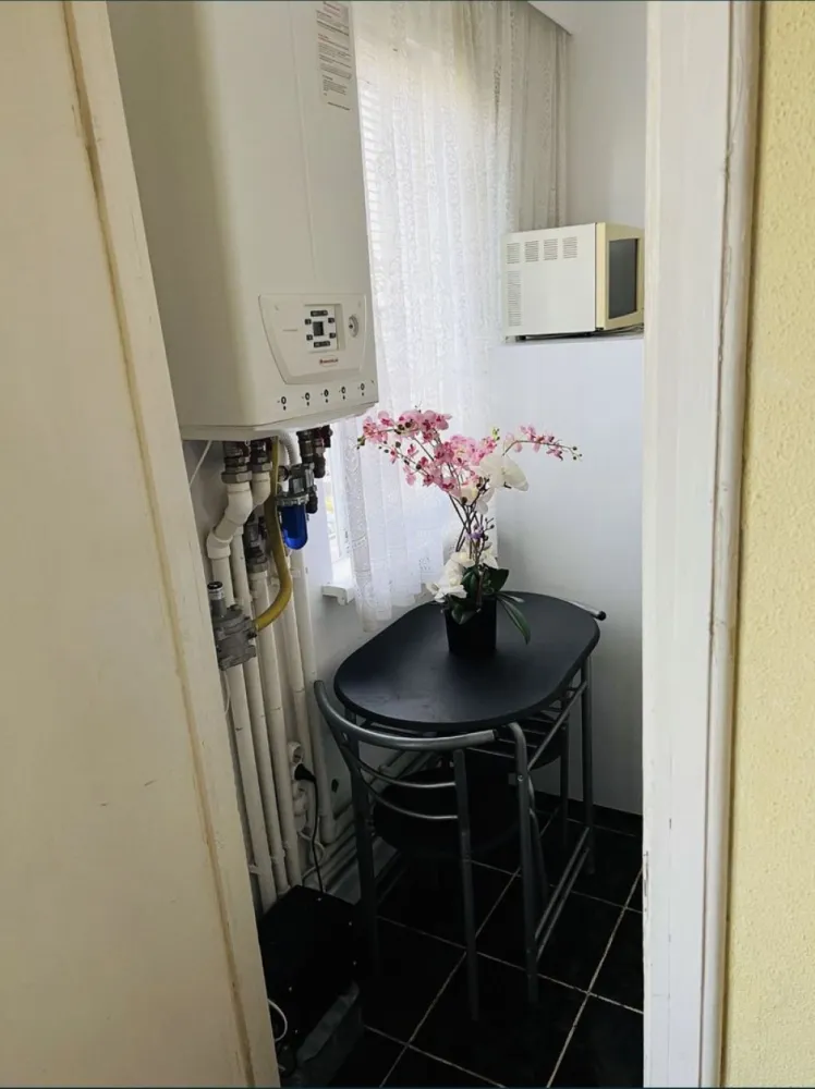 Vand apartament 2 camere zona Brotacei Tic-Tac, Tomis Nord - Condiții: 
-Conectat la rețeaua de gaze
-Centrală termică proprie
-Calorifere noi
-Un spațiu de 33 mp
-Se vinde cu mobila din poze 

Avantaje:
-4 minute distanța pana la City Park Mall
-7 minute pana la Universitatea Ovidius

Pentru mai multe detalii sunați la numărul de telefon.
Țin sa mentionez faptul ca apartamentul se adresează oamenilor ce își doresc un trai decent
Rog și ofer seriozitate.