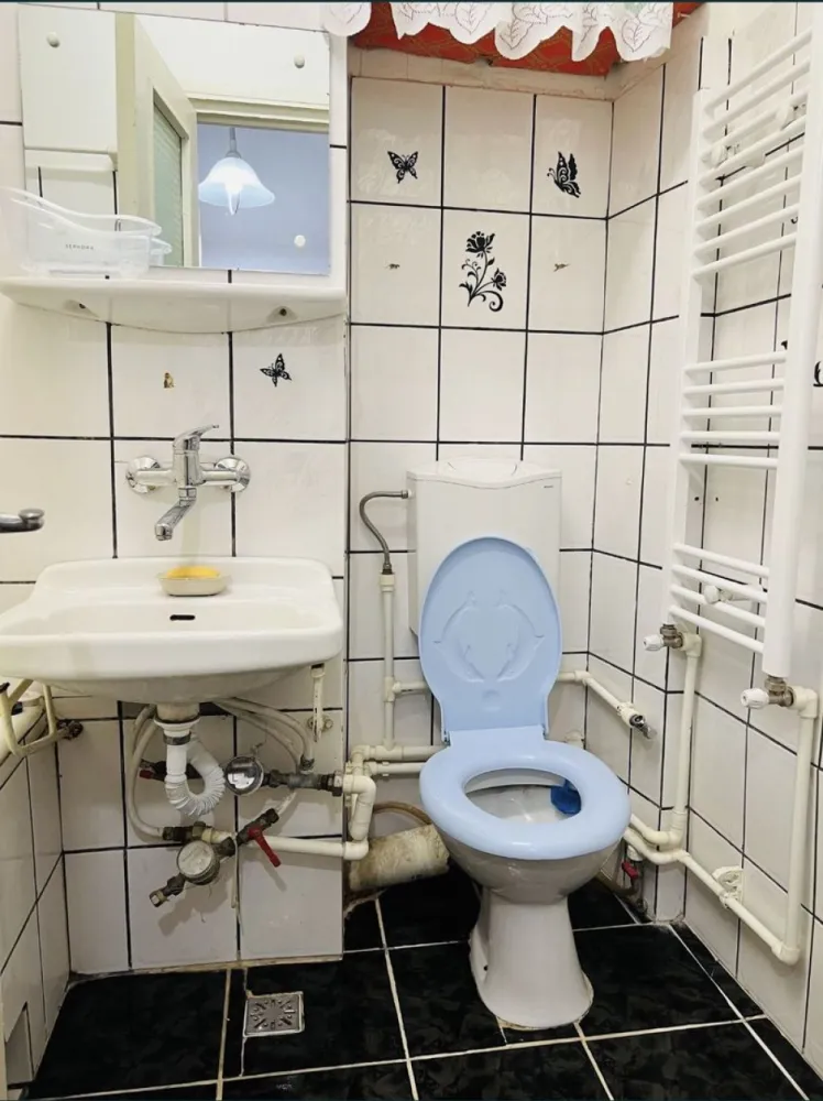 Vand apartament 2 camere zona Brotacei Tic-Tac, Tomis Nord - Condiții: 
-Conectat la rețeaua de gaze
-Centrală termică proprie
-Calorifere noi
-Un spațiu de 33 mp
-Se vinde cu mobila din poze 

Avantaje:
-4 minute distanța pana la City Park Mall
-7 minute pana la Universitatea Ovidius

Pentru mai multe detalii sunați la numărul de telefon.
Țin sa mentionez faptul ca apartamentul se adresează oamenilor ce își doresc un trai decent
Rog și ofer seriozitate.