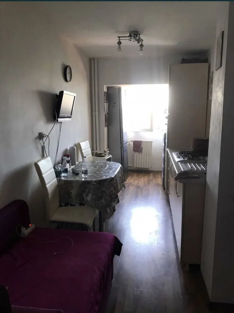 Apartament de vanzare 2 camere zona Abator - Vând apartament cu 2 camere semidecomandat parțial mobilat in zona Abator. Apartamentul este dotat cu izolație exterioara, termopane, parchet/uși moderne, aer condiționat, gaze la ușă. Proprietar!