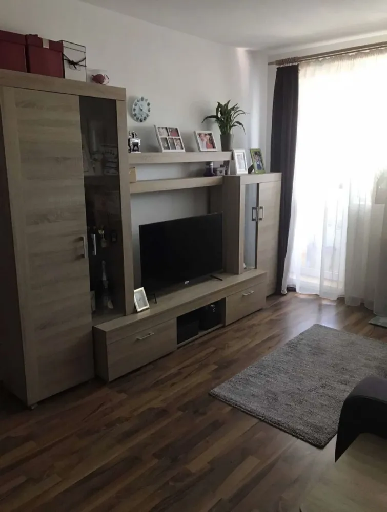 Apartament de vanzare 2 camere zona Abator - Vând apartament cu 2 camere semidecomandat parțial mobilat in zona Abator. Apartamentul este dotat cu izolație exterioara, termopane, parchet/uși moderne, aer condiționat, gaze la ușă. Proprietar!