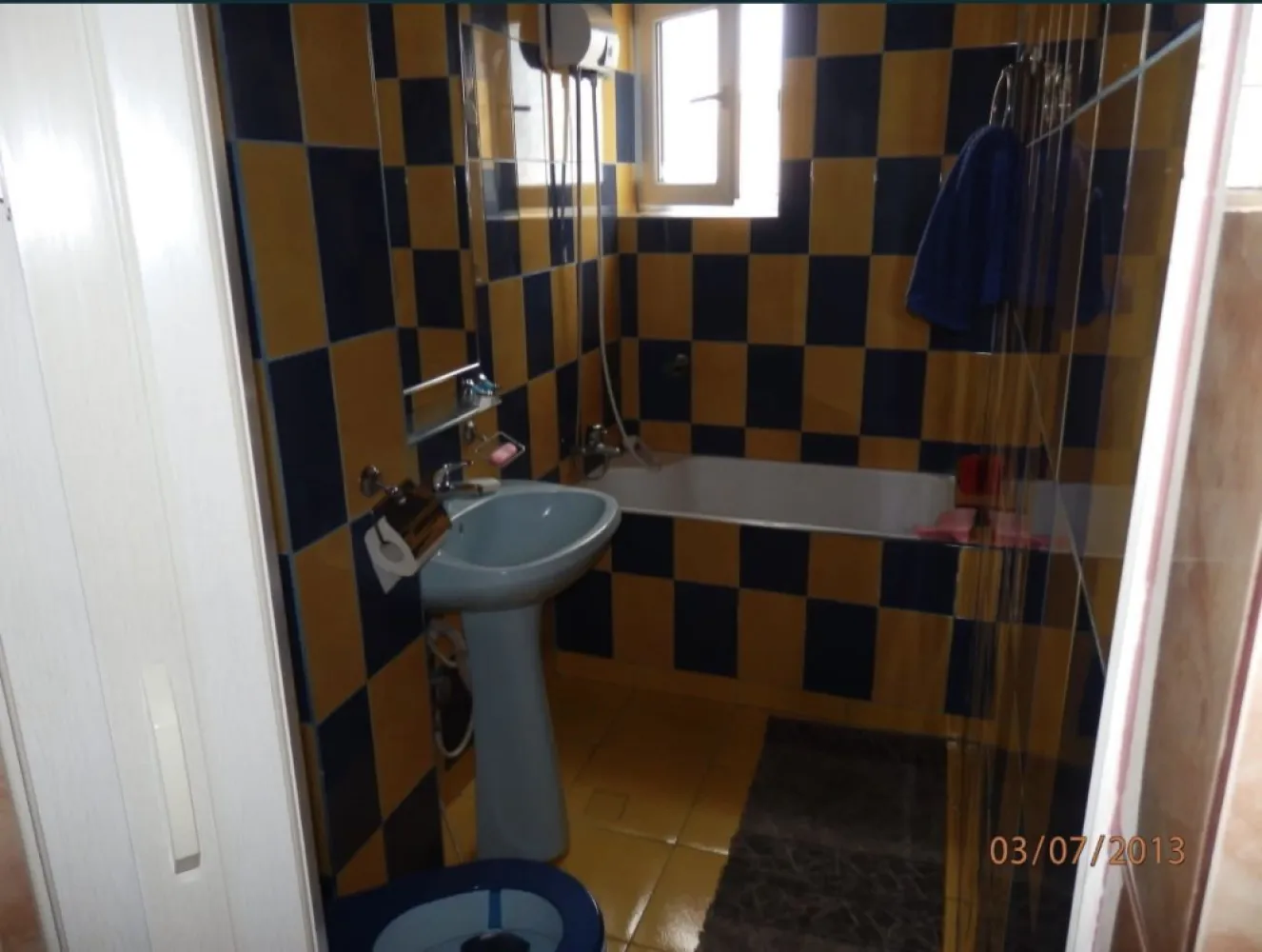 Vand apartament - Vindem apartament stada Ion Vodă,etaj 1,balcon,termoizolat,centrala termica,din cărămidă, aer conditionat,100 m de bulevardul mamaia și de universitatea ovidius,30 m facultatea stiinte economice,cochet ,foarte călduros,magazine la 20 m 0752130892