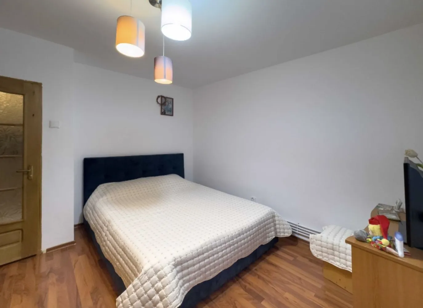 Apartament 2 camere decomandat, renovat,mobilat,utilat,centrala - Descoperiți eleganța urbană și confortul la înălțime în acest apartament cu două camere, situat la etajul 8 într-un imobil modern cu 10 etaje, în zona CET din Constanța. Recent renovat cu finisaje de înaltă calitate, acest apartament decomandat vă așteaptă să deveniți noul său proprietar, oferindu-vă posibilitatea de a vă muta imediat, fără grija renovărilor. Imaginează-ți să te întorci acasă într-un spațiu care îmbină perfect stilul contemporan cu funcționalitatea - fiecare detaliu fiind gândit pentru confortul tău. Apartamentul este complet mobilat și utilat, eliminând orice preocupare suplimentară legată de amenajare sau cheltuieli neașteptate. De la bucătăria modernă, dotată cu electrocasnice de ultimă generație, la livingul primitor și dormitorul relaxant, fiecare cameră este o invitație la confort și stil. Vizibilitatea apartamentului la etajul 8 nu doar că vă asigură o liniște deosebită, departe de agitația urbană, dar vă oferă și o priveliște panoramică impresionantă, mai ales în serile când orașul se aprinde în lumini. Beneficiați de avantajul unui loc de parcare inclus și de comoditatea liftului. Acest apartament reprezintă o oportunitate unică pentru cei care își doresc un cămin plin de rafinament, funcționalitate și vederi spectaculoase, într-una dintre cele mai dinamice zone ale Constanței. Fie că sunteți în căutarea primei dvs. locuințe sau a unei investiții profitabile, acest apartament este pregătit să vă întâmpine cu brațele deschise.