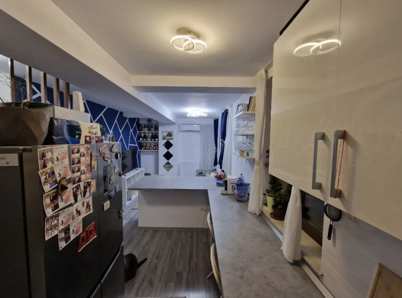 Apartament de vanzare - Proprietar, vând apartament cu 2 camere in zona compozitori, la etajul 3/4, în bloc nou construit, avand o suprafață de 48 mp. Apartamentul este foarte bine compartimentat având 2 camere , baie , balcon închis plus terasă. Temperatura plăcută fiecarui sezon este asigurată de centrala termică și de aerul condiționat. Apartamentul se vinde exact ca in poze, mobilat si utilat cu mobilă făcută pe comanda și electrocasnice de calitate. Amplasarea este excelentă: Cartierul Compozitori este cunoscut pentru liniștea și siguranța sa, fiind totodată foarte aproape de zona Inel 2, unde veți găsi o varietate de magazine, restaurante și facilități recreative. ACCEPT ORICE FEL DE CREDIT. Prețul este negociabil în limita bunului simț, apartamentul fiind ca nou. Pentru mai multe detalii nu ezitați să mă contactați.