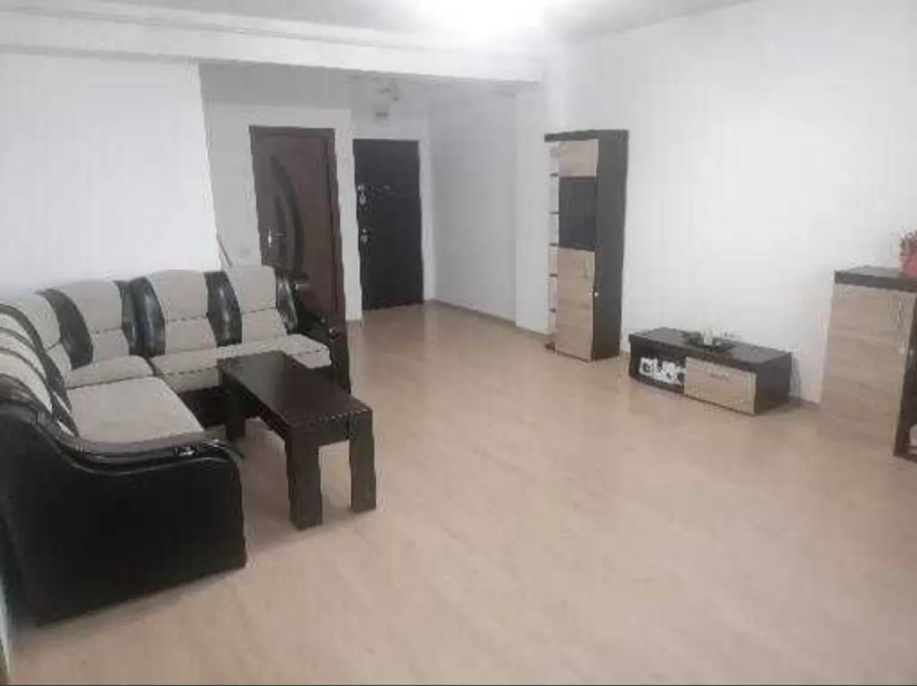Vand apartament cu 2 camere, zona compozitori - Vand apartament cu 2 camere 67 m utili...1300.e m2... Zona compozitori. Loc de parcare, loc de joaca, foișor, grătar amenajat în curtea din spatele blocului.apartamentul este la etajul 3 deasupra apartamentului este mansarda proprietate cat tine apartamentul,poate fi transformat in camera sau spatiu depozitare . Curtea blocului este proprietate impartita egal la 15 apartamente .apartamentul se vinde exact cum arata in poze .Exclus agenți imobiliari. Zero șapte trei trei patru doi zero noua opt opt