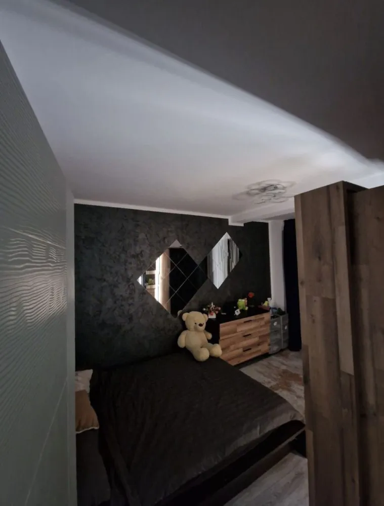 Apartament de vanzare - Proprietar, vând apartament cu 2 camere in zona compozitori, la etajul 3/4, în bloc nou construit, avand o suprafață de 48 mp. Apartamentul este foarte bine compartimentat având 2 camere , baie , balcon închis plus terasă. Temperatura plăcută fiecarui sezon este asigurată de centrala termică și de aerul condiționat. Apartamentul se vinde exact ca in poze, mobilat si utilat cu mobilă făcută pe comanda și electrocasnice de calitate. Amplasarea este excelentă: Cartierul Compozitori este cunoscut pentru liniștea și siguranța sa, fiind totodată foarte aproape de zona Inel 2, unde veți găsi o varietate de magazine, restaurante și facilități recreative. ACCEPT ORICE FEL DE CREDIT. Prețul este negociabil în limita bunului simț, apartamentul fiind ca nou. Pentru mai multe detalii nu ezitați să mă contactați.