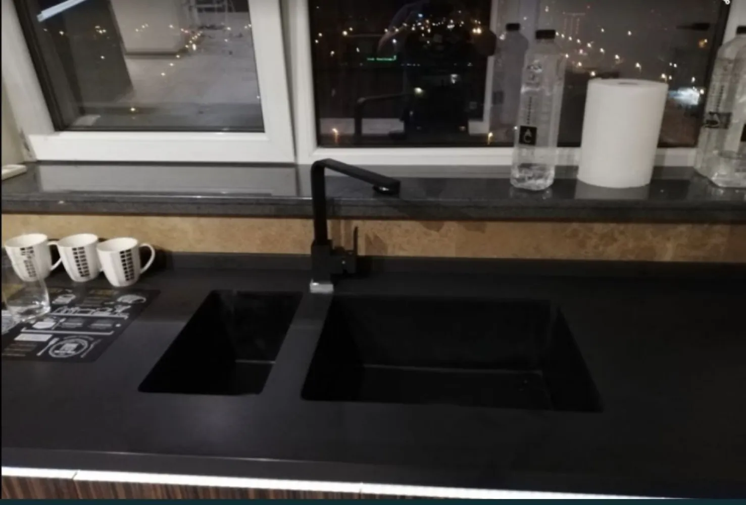 Apartament Bratianu - Aparament, 2 camere, suprafata utila 64 m2. , Jt tower. Apartamentul se vinde mobilat, utilat, Apartamentul nu are balcon. Se afla la etajul 10, partial acoperit- o camera, de un alt apartament. Rog sa nu fiu sunat de agentii decat in cazul in care au un client direct interesat.