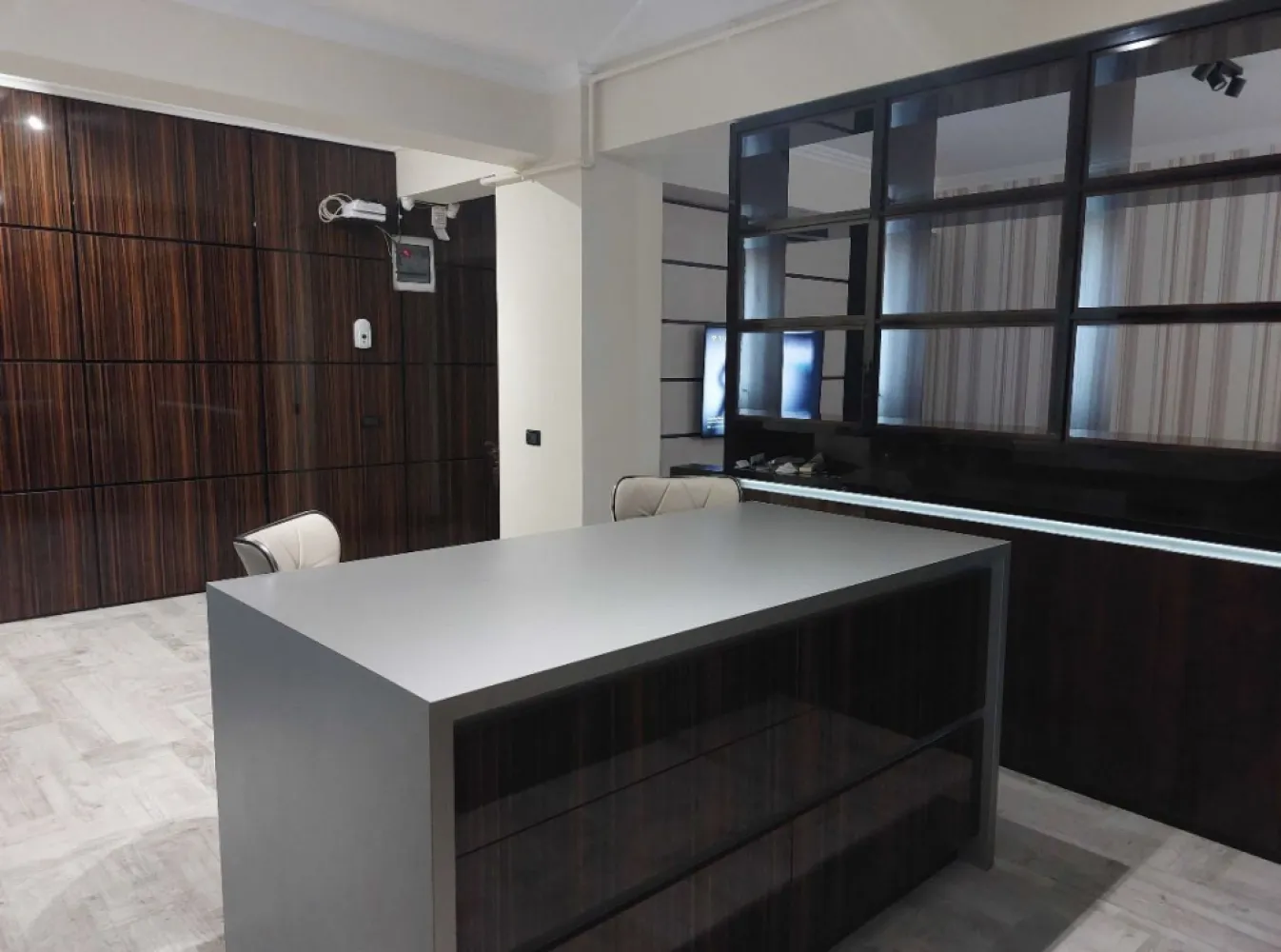 Apartament Bratianu - Aparament, 2 camere, suprafata utila 64 m2. , Jt tower. Apartamentul se vinde mobilat, utilat, Apartamentul nu are balcon. Se afla la etajul 10, partial acoperit- o camera, de un alt apartament. Rog sa nu fiu sunat de agentii decat in cazul in care au un client direct interesat.