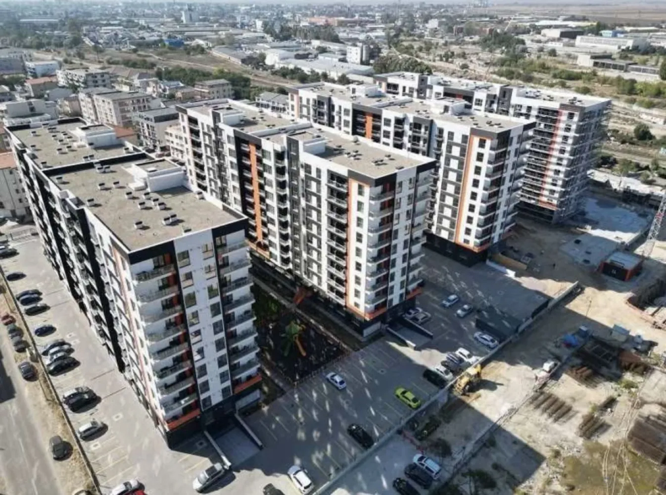 Apartament+loc parcare sunbteran - An costructie 2023 / 2024 Dupa cum se poate vedea din poza atasata anuntului, apartamentul dispune de: - Living Room + Bucatarie Open space (25,7 mp2) - Baie ( 4.56 mp2) - Dormitor 15,36 mp2 - Birou / Dormitor copil (11.93 mp2) - Logie / Balcon ( 3,63 mp2) - Apartamentul vine nemobilat insa cu centrala proprie gaz si un aer conditionat intalat in dormitor. - Loc de joaca / Foisor si spatiu verde in cartierul rezidential. Foarte important de mentionat - apartamentul este la etajul 9 cu vedere spre Podul de butelii si spre cartierul de case, ceea ce inseamna ca NU se va mai construi alt bloc in acea zona. De asemenea, apartamentul vine la pachet cu loc de parcare la demisol (chiar langa lift) Nu s-a facut receptia apartamentului deoarece inca se lucreaza la instalarea gazelor / curentului electric. Apartamentul se poate viziona in timpul saptamanii insa trebuie sa discutam cu cel putin 1-2 zile inainte - in functie de cum imi permite timpul anunt dezvoltatorul si putem face o vizionare. Contractual, apartamentul va fi dat in uz pe data de 31.03.2024. Modalitate de plata: - Toata suma cash, astfel o parte din bani vor ajunge la dezvoltator (evident, totul cu notar si acte) - Prin cedare rata la dezvoltator pentru suma de 38 050 euro. (Au mai ramas 48 de rate a cate 1170 EUR fiecare) Pretul nu este absolut deloc negociabil - apartamentul este nou nout, inca nu s-a locuit in el. *NU MA INTERESEAZA COLABORARI CU AGENTI IMOBILIARI.