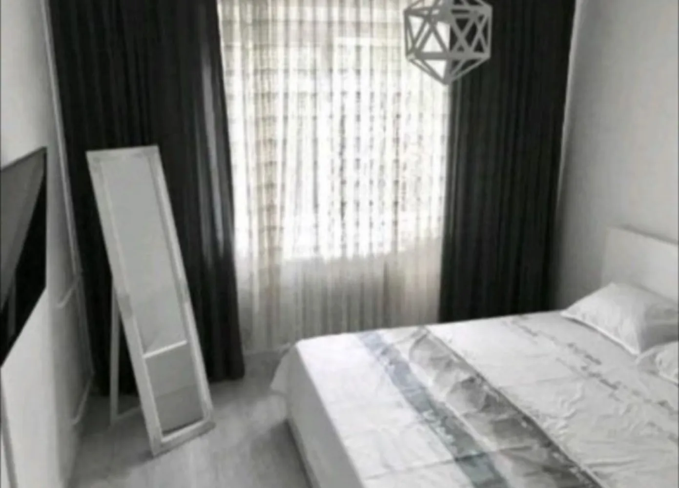 Apartament piata Brotacei - Apartament situat in Tomis Nord, in apropiere de statiunea Mamaia. Apartamentul este total renovat din2 camere si situat la parter, locatia se afla intr-o zona linistita, plina de verdeata, cu acces rapid spre: -statiunea Mamaia-5 minute cu masina -City Mall Constanta, parcul Tabacarie-5 minute pe jos De asemenea, veti gasi in apropiere Vivo Mall, Delfinariul, Carrefour. Apartamentul este compus din 2 camere, cu o suprafata de 47m si cuprinde: -un dormitor, cu pat matrimonial -sufragerie, cu o canapea extensibila pentru 2 persoane -bucatarie, dotata si utilata cu tot ceea ce este necesar -baie -balcon Dotarile locatiei includ- Aer conditionat, TV Led, interet wireless, masina de spalat, frigider, plita, cuptor cu microunde, prajitor de paine vesela, tacamuri, lenjerii, prosoape La 50 de metri, se afla piata agroalimentara, supermarket, farmacii, magazin universal, banci,peco OMV, statie taxi, statie mijloc de transport in comun