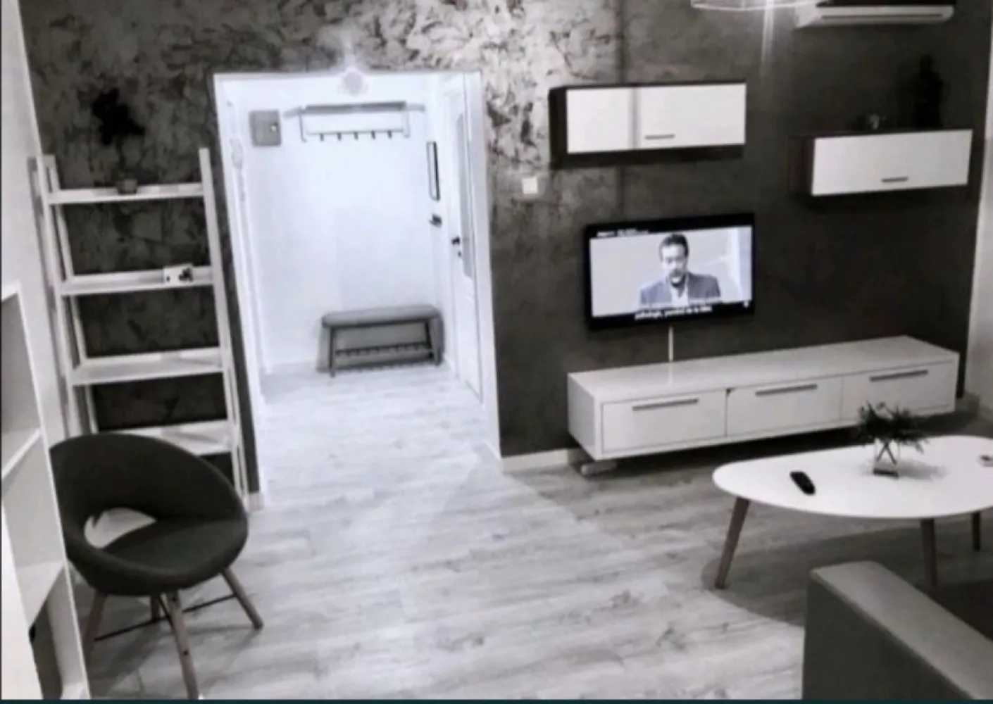 Apartament piata Brotacei - Apartament situat in Tomis Nord, in apropiere de statiunea Mamaia. Apartamentul este total renovat din2 camere si situat la parter, locatia se afla intr-o zona linistita, plina de verdeata, cu acces rapid spre: -statiunea Mamaia-5 minute cu masina -City Mall Constanta, parcul Tabacarie-5 minute pe jos De asemenea, veti gasi in apropiere Vivo Mall, Delfinariul, Carrefour. Apartamentul este compus din 2 camere, cu o suprafata de 47m si cuprinde: -un dormitor, cu pat matrimonial -sufragerie, cu o canapea extensibila pentru 2 persoane -bucatarie, dotata si utilata cu tot ceea ce este necesar -baie -balcon Dotarile locatiei includ- Aer conditionat, TV Led, interet wireless, masina de spalat, frigider, plita, cuptor cu microunde, prajitor de paine vesela, tacamuri, lenjerii, prosoape La 50 de metri, se afla piata agroalimentara, supermarket, farmacii, magazin universal, banci,peco OMV, statie taxi, statie mijloc de transport in comun
