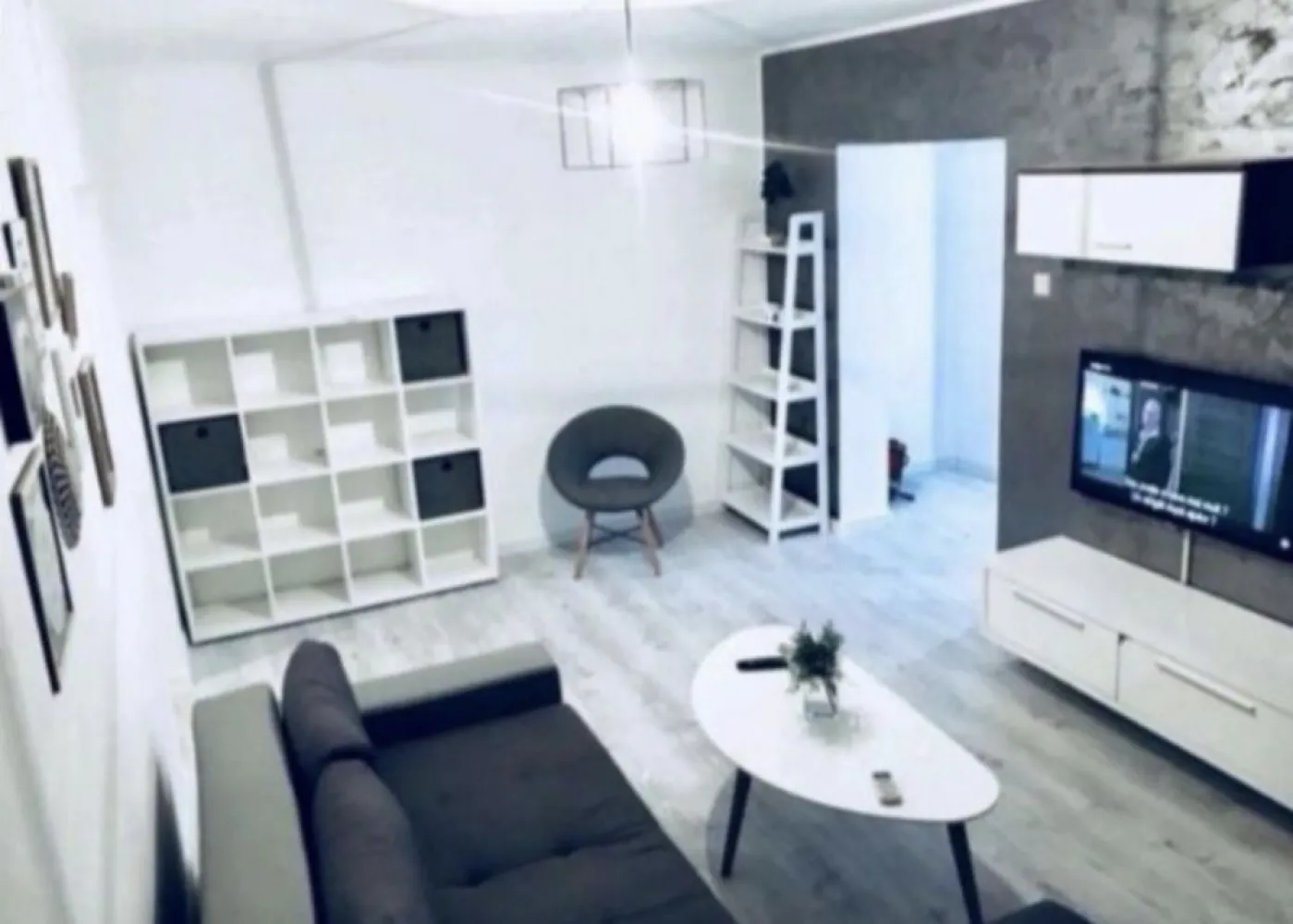 Apartament piata Brotacei - Apartament situat in Tomis Nord, in apropiere de statiunea Mamaia. Apartamentul este total renovat din2 camere si situat la parter, locatia se afla intr-o zona linistita, plina de verdeata, cu acces rapid spre: -statiunea Mamaia-5 minute cu masina -City Mall Constanta, parcul Tabacarie-5 minute pe jos De asemenea, veti gasi in apropiere Vivo Mall, Delfinariul, Carrefour. Apartamentul este compus din 2 camere, cu o suprafata de 47m si cuprinde: -un dormitor, cu pat matrimonial -sufragerie, cu o canapea extensibila pentru 2 persoane -bucatarie, dotata si utilata cu tot ceea ce este necesar -baie -balcon Dotarile locatiei includ- Aer conditionat, TV Led, interet wireless, masina de spalat, frigider, plita, cuptor cu microunde, prajitor de paine vesela, tacamuri, lenjerii, prosoape La 50 de metri, se afla piata agroalimentara, supermarket, farmacii, magazin universal, banci,peco OMV, statie taxi, statie mijloc de transport in comun
