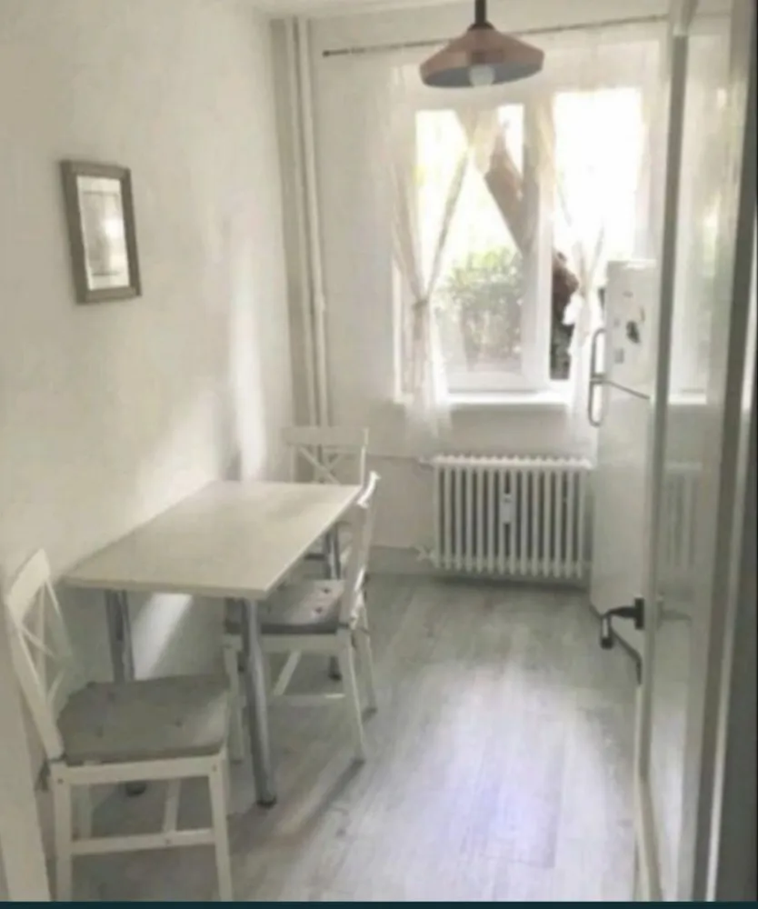 Apartament piata Brotacei - Apartament situat in Tomis Nord, in apropiere de statiunea Mamaia. Apartamentul este total renovat din2 camere si situat la parter, locatia se afla intr-o zona linistita, plina de verdeata, cu acces rapid spre: -statiunea Mamaia-5 minute cu masina -City Mall Constanta, parcul Tabacarie-5 minute pe jos De asemenea, veti gasi in apropiere Vivo Mall, Delfinariul, Carrefour. Apartamentul este compus din 2 camere, cu o suprafata de 47m si cuprinde: -un dormitor, cu pat matrimonial -sufragerie, cu o canapea extensibila pentru 2 persoane -bucatarie, dotata si utilata cu tot ceea ce este necesar -baie -balcon Dotarile locatiei includ- Aer conditionat, TV Led, interet wireless, masina de spalat, frigider, plita, cuptor cu microunde, prajitor de paine vesela, tacamuri, lenjerii, prosoape La 50 de metri, se afla piata agroalimentara, supermarket, farmacii, magazin universal, banci,peco OMV, statie taxi, statie mijloc de transport in comun