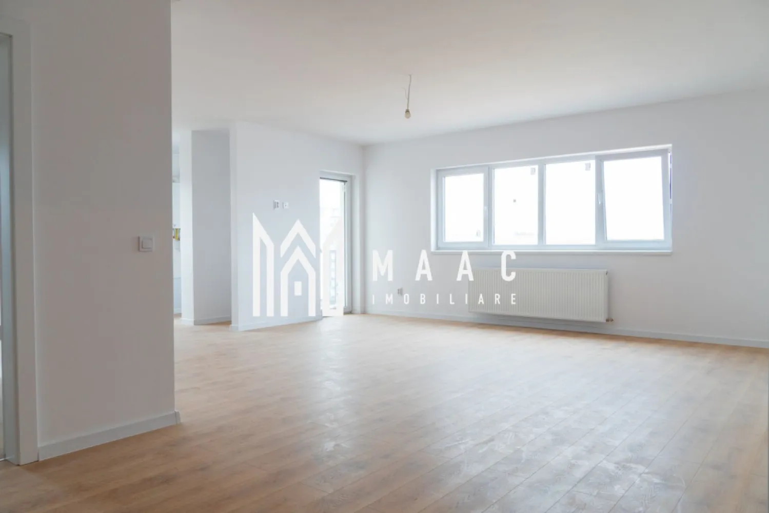 Apartament 4 camere | Etaj 1 | Loc de parcare - MAAC Imobiliare va propune spre vanzare un apartament cu 4 camere,, situat într-un complex rezidențial nou. Locuințele care compun ansamblul, sunt structurate în apartamente de 2 camere, 3 camere și 2 tipuri de 4 camere. Toate apartamentele sunt bine proporționate, compartimentate excelent pentru o viață modernă, pregătite și gândite în așa fel încât, fiecare spațiu să fie util vieții cotidiene. Suprafata utila a acestui apartament este de 80.94 mp, cu o compartimentare optima astfel: - living open space cu bucatarie - dormitor matrimonial cu baie proprie - 2 dormitoare - baie - hol - 2 balcoane Se poate opta atat pentru predare la cheie cat si cu predare la stadiul de semifinisat. Pentru mai multe informatii specificati ca ati vazut anuntul cu ID:CP2581929 }}