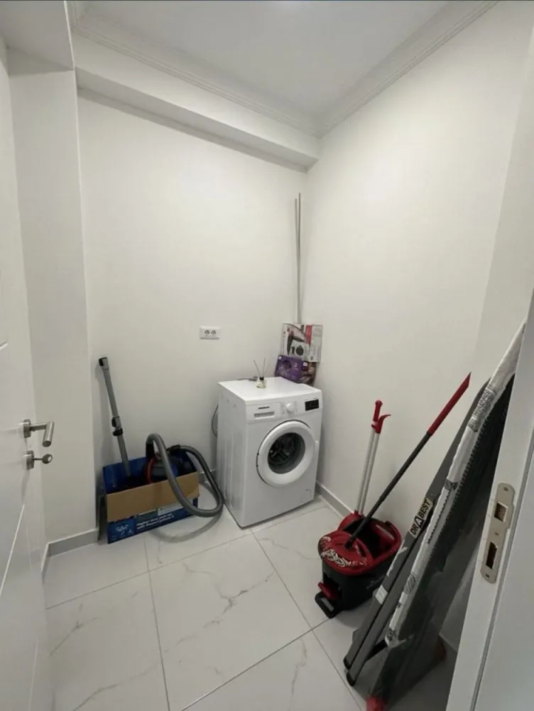 Vand apartament-zona Energia - Proprietar Vand apartament de 2 camere situat in Constanta zona energia intr-un bloc nou avand o suprafata de 60 mp cu balcon Apartamentul este mobilat Centrala proprie pe gaz Loc de parcare privat