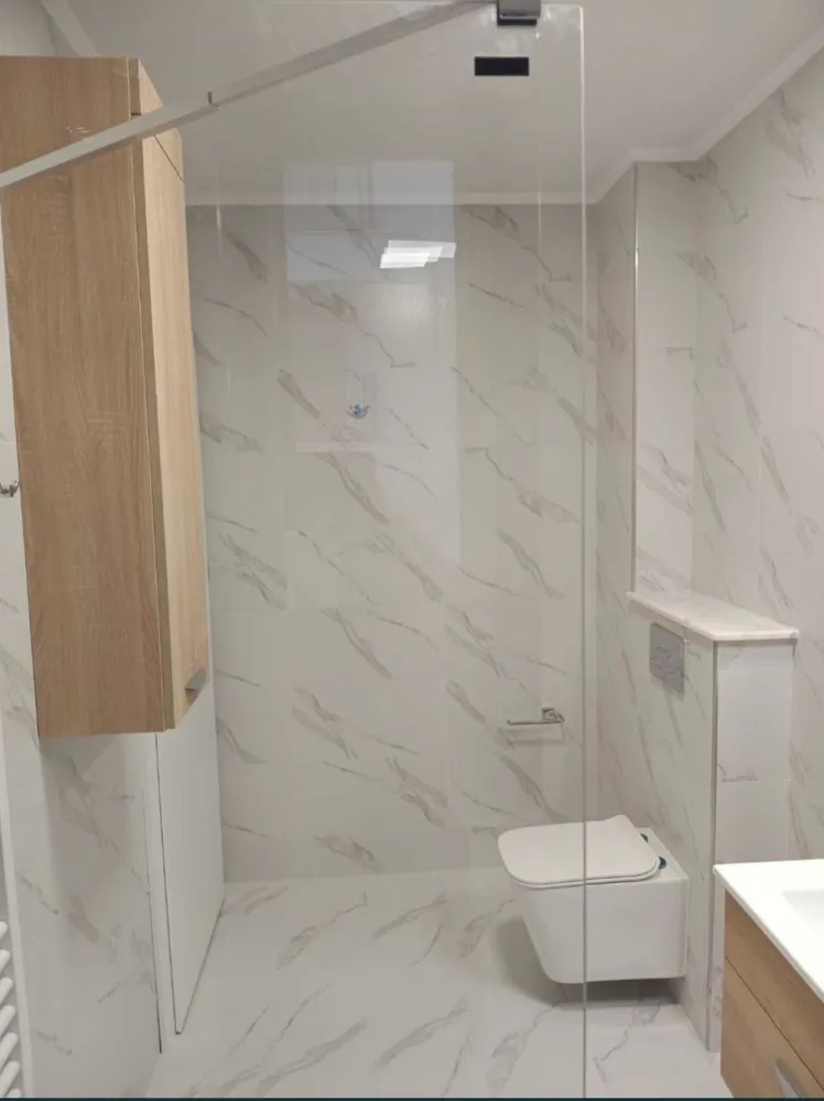 2 apartamente de vanzare - Apartamentele compuse din 2 camere decomandate, situate în complexul Tomis Park, etaj 2 si 5 din 8,se vând la cheie și beneficiază de următoarele dotări și finisaje: Specificații Bloc nou 2023 decembrie Clasa energetica A Suprafata utila 44,0 m2 Numar camere 2 Numar bai 1 / complet echipata: vas WC Roca, obiecte sanitare Ferro Confort Lux Incalzire centrala proprie Numar bucatarii 1 Amenajare strazi Asfaltate,Iluminat stradal Utilitati generale Apa,Canalizare,Curent,Gaz Sistem incalzire Calorifere,montate, Centrala proprie Climatizare Aer conditionat Ferestre geam termopan PVC geam tripan Low-E Usa intrare Metal antiefracție Izolatii termice Exterior Podele pardoseli placate cu plăci ceramice parchet laminat Pereti Vopsea lavabila Aparataj electric Gewiss. Eglo Dotari imobil Interfon,2 Lifturi Adăpost de apărare civilă Loc joaca copii circuit inchis , parc Locuri de parcare subterana contra cost Avantajele zonei: - Complexul VIVO Mall (1 min) - Euromaterna (3 min) - Liceul Economic Virgil Madgearu (15 min) - Liceul Teoretic Decebal (15 min) - Liceul Teoretic George Călinescu (10 min) - Școala Gimnazială Dimitrie Cantemir (10 min) - Școala Gimnazială nr 29 Mihai Viteazul (10 min) - Școala Gimnazială nr 36 Dimitrie Știubei (5 min) - Grădinița nr. 12 (Grădinița Amicii) (15 min) - Grădinița Mugurel (program prelungit) (5 min) - Parcul Tăbăcăriei (15 min) - Piața Cireșica (15 min) - Piața Tic-Tac (10 min) - Piața Brotăcei (10 min) - Piața Tomis III (15 min) - Supermarket Profi (3 min) - Supermarket Kaufland (1 min) - Carrefour Market (7 min) - Farmacii, bănci (3-5 min) - Mijloace de transport în comun (2 min) Pret 90 000 e / apartament