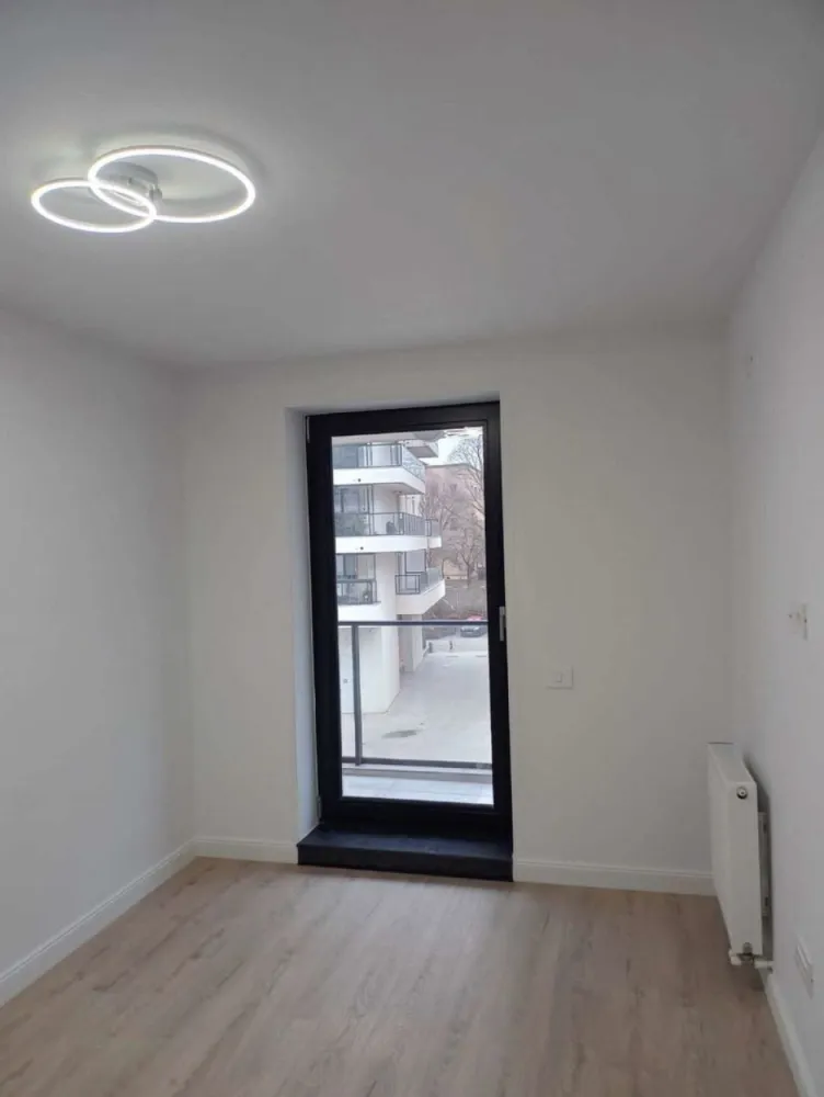 2 apartamente de vanzare - Apartamentele compuse din 2 camere decomandate, situate în complexul Tomis Park, etaj 2 si 5 din 8,se vând la cheie și beneficiază de următoarele dotări și finisaje: Specificații Bloc nou 2023 decembrie Clasa energetica A Suprafata utila 44,0 m2 Numar camere 2 Numar bai 1 / complet echipata: vas WC Roca, obiecte sanitare Ferro Confort Lux Incalzire centrala proprie Numar bucatarii 1 Amenajare strazi Asfaltate,Iluminat stradal Utilitati generale Apa,Canalizare,Curent,Gaz Sistem incalzire Calorifere,montate, Centrala proprie Climatizare Aer conditionat Ferestre geam termopan PVC geam tripan Low-E Usa intrare Metal antiefracție Izolatii termice Exterior Podele pardoseli placate cu plăci ceramice parchet laminat Pereti Vopsea lavabila Aparataj electric Gewiss. Eglo Dotari imobil Interfon,2 Lifturi Adăpost de apărare civilă Loc joaca copii circuit inchis , parc Locuri de parcare subterana contra cost Avantajele zonei: - Complexul VIVO Mall (1 min) - Euromaterna (3 min) - Liceul Economic Virgil Madgearu (15 min) - Liceul Teoretic Decebal (15 min) - Liceul Teoretic George Călinescu (10 min) - Școala Gimnazială Dimitrie Cantemir (10 min) - Școala Gimnazială nr 29 Mihai Viteazul (10 min) - Școala Gimnazială nr 36 Dimitrie Știubei (5 min) - Grădinița nr. 12 (Grădinița Amicii) (15 min) - Grădinița Mugurel (program prelungit) (5 min) - Parcul Tăbăcăriei (15 min) - Piața Cireșica (15 min) - Piața Tic-Tac (10 min) - Piața Brotăcei (10 min) - Piața Tomis III (15 min) - Supermarket Profi (3 min) - Supermarket Kaufland (1 min) - Carrefour Market (7 min) - Farmacii, bănci (3-5 min) - Mijloace de transport în comun (2 min) Pret 90 000 e / apartament