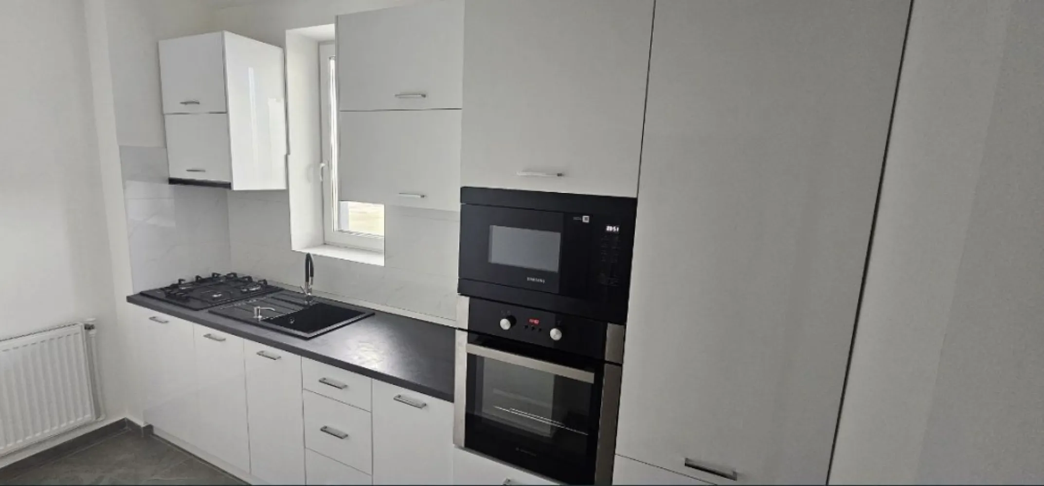 Ap 2 camere - Vand apartament de 2 camere 57mp, situat la etajul 10 al unui bloc finalizat in 2022 de 12 nivele. Imobilul se vinde mobilat si utilat asa cum se prezinta in poze. Proprietatea detine centrala termica pe gaz. Ca locatie se gaseste in complexul NOVOPOLIS, IC BRATIANU 284 C. Se ofera si loc de parcare in incinta blocului. Blocul este prevazut cu doua lifturi si generatoare de curent. Pentru mai multe informatii 0721 944 451