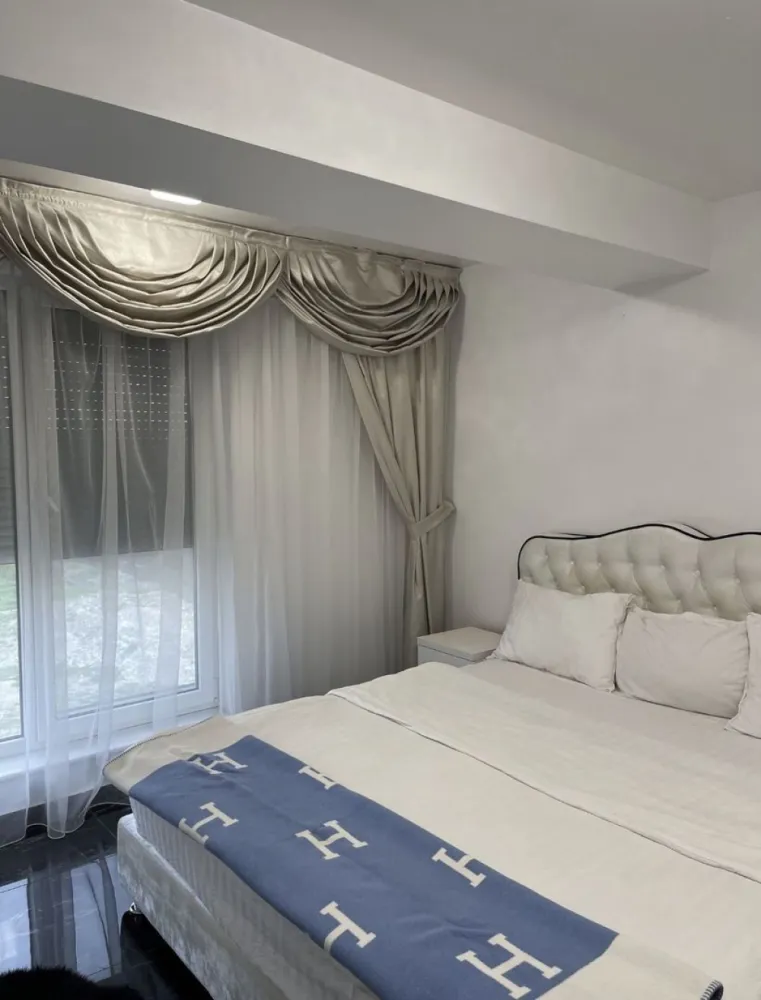 Ap mobilat cu parcare inclusa - Proprietar ,vand apartament cu 2 camere pe Bulevardul Aurel Vlaicu,vis a vis de Vivo Mall la M-uri,etajul 3 din 7. Imobilul are suprafata utila de 54mp și 65 mp construiți .dispune de un living generos,dormitor,baie,bucatarie,hol și balcon închis cu sticla securizata,deschidere cu telecomanda Centrala pe gaz/încălzire in pardoseala! Atentie; se vinde utilat si mobilat cu materiale de înaltă calitate! -rulouri -parcare privată stipulată in CF inclusă in preț Rog agențiile imobiliare sa nu deranjeze! Se accepta și credit ipotecar!