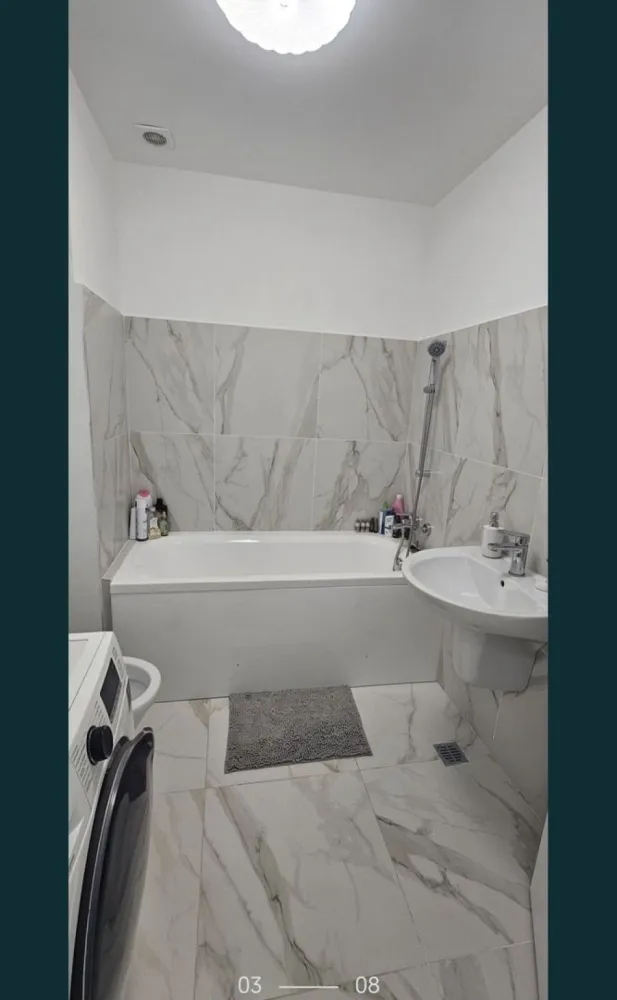Ap 2 camere - Vand apartament de 2 camere 57mp, situat la etajul 10 al unui bloc finalizat in 2022 de 12 nivele. Imobilul se vinde mobilat si utilat asa cum se prezinta in poze. Proprietatea detine centrala termica pe gaz. Ca locatie se gaseste in complexul NOVOPOLIS, IC BRATIANU 284 C. Se ofera si loc de parcare in incinta blocului. Blocul este prevazut cu doua lifturi si generatoare de curent. Pentru mai multe informatii 0721 944 451