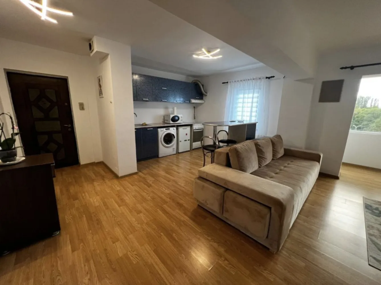 Ap 2 camere Delfinariu - Persoana fizica, vand apartament in zona delfinariu mc etaj 2 din 4 gaze , renovat 2020, acte in regula
