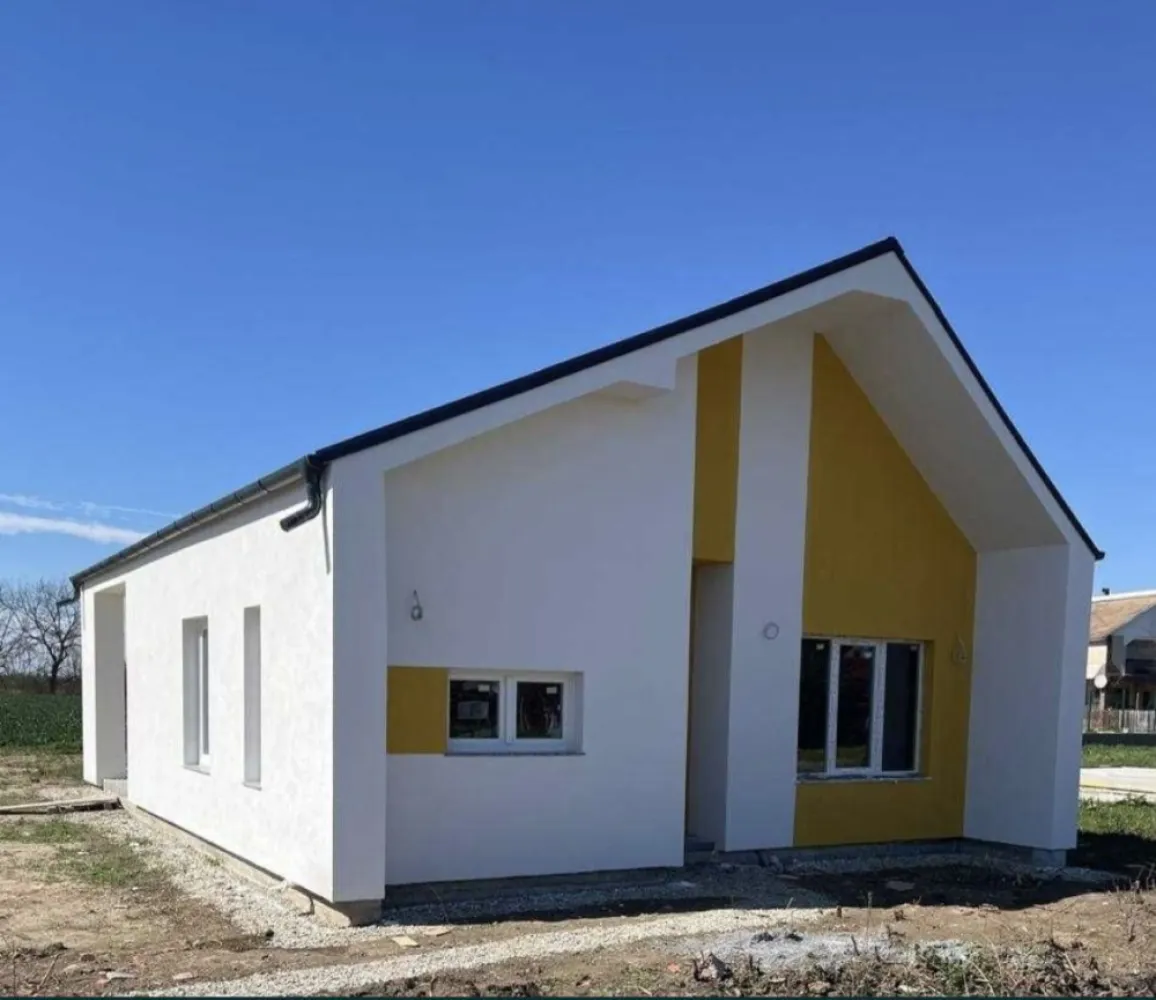 Casa noua langa Aquapark Satu mare - DE VANZARE CASA NOUA PARTER Locatia: Terenul apartine de UAT Lazuri, iar casa se afla, langa Padurea Noroieni, la 5 minute de AQUA PARK, la asfalt! Casa este alcatuita din doua dormitoare, doua bai, salon cu bucatarie plus terasa acoperira. - Casa este nou construita pe structura clasica (caramida, lemn, beton) - Suprafata totala este de 95 mp - Termoizolatie exterioara cu polistiren de 10 cm, eps 80, plus tencuiala decorativa siliconata; - Geamuri termopan - Glafuri din granit de 2 cm - Interiorul se preda in stadiul de semifinisat, avand peretii tencuiti si gletuiti - Incalzirea este in pardoseala - Instalatia electrica noua - Sapa turnata - pod izolat cu spuma poliuretanica Casa are acoperisul cu orientare sudica, ideala pentru panouri fotovoltaice, panouri care ofera economii importante la consumul de energie electrica. Terenul aferent constructiei este de 434 mp, avand front de 17 ml Utilitatile cu care se preda casa sunt: - Bransament electric trifazat - Bransament de apa Pret informativ: 74.990 euro Tel: 0745193813 Tel: 0742284444