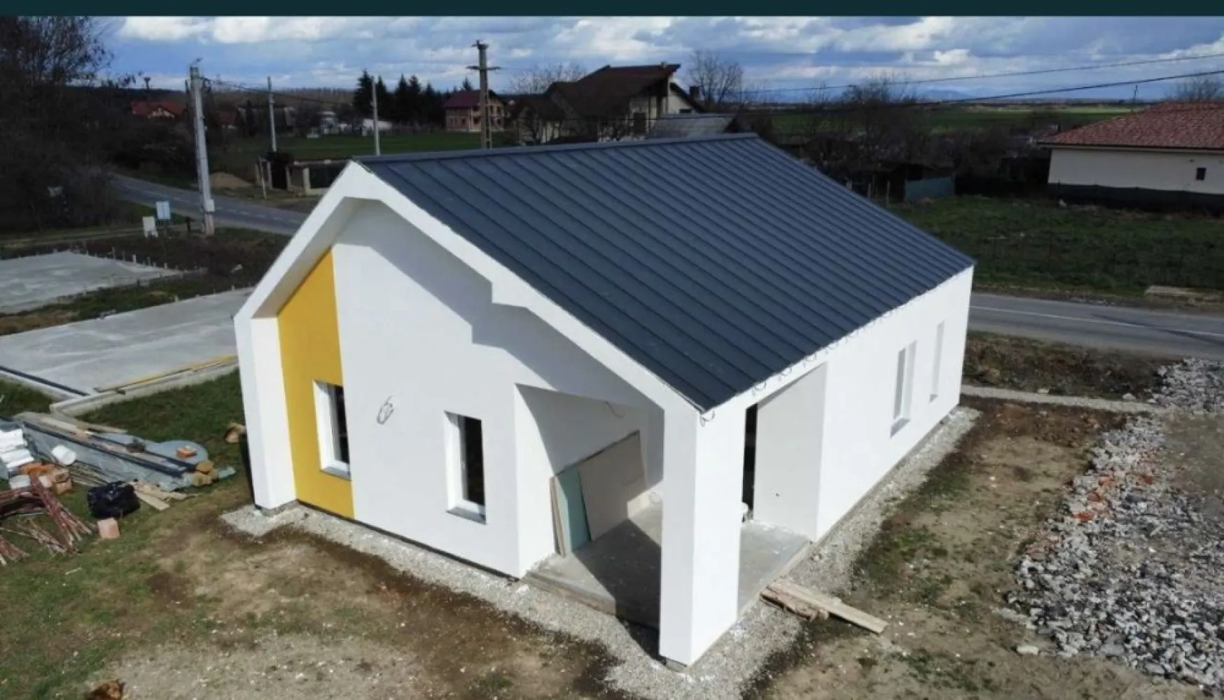 Casa noua langa Aquapark Satu mare - DE VANZARE CASA NOUA PARTER Locatia: Terenul apartine de UAT Lazuri, iar casa se afla, langa Padurea Noroieni, la 5 minute de AQUA PARK, la asfalt! Casa este alcatuita din doua dormitoare, doua bai, salon cu bucatarie plus terasa acoperira. - Casa este nou construita pe structura clasica (caramida, lemn, beton) - Suprafata totala este de 95 mp - Termoizolatie exterioara cu polistiren de 10 cm, eps 80, plus tencuiala decorativa siliconata; - Geamuri termopan - Glafuri din granit de 2 cm - Interiorul se preda in stadiul de semifinisat, avand peretii tencuiti si gletuiti - Incalzirea este in pardoseala - Instalatia electrica noua - Sapa turnata - pod izolat cu spuma poliuretanica Casa are acoperisul cu orientare sudica, ideala pentru panouri fotovoltaice, panouri care ofera economii importante la consumul de energie electrica. Terenul aferent constructiei este de 434 mp, avand front de 17 ml Utilitatile cu care se preda casa sunt: - Bransament electric trifazat - Bransament de apa Pret informativ: 74.990 euro Tel: 0745193813 Tel: 0742284444