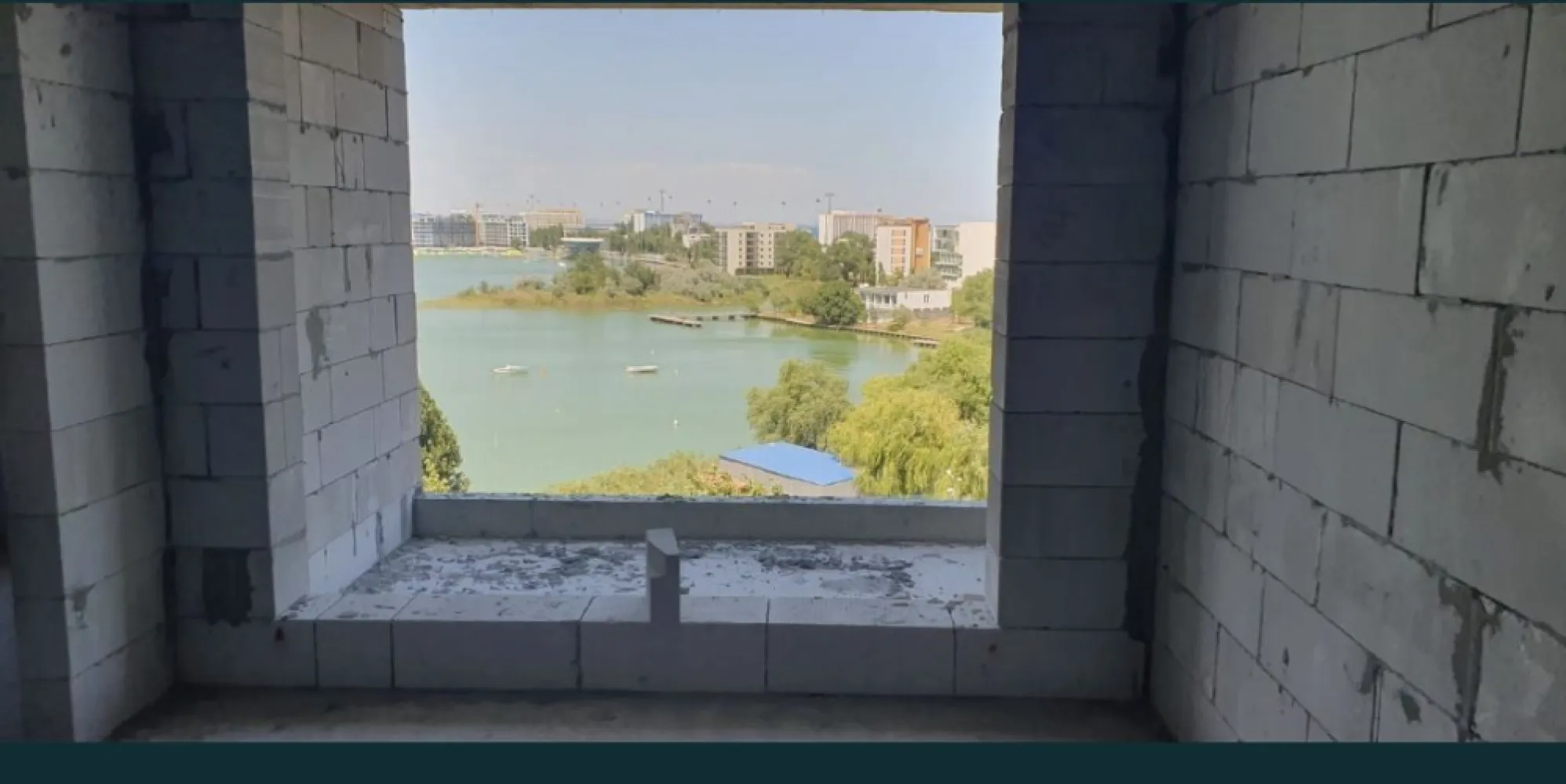 Aprtament exceptional Campus - Vand apartament deosebit, intr-un bloc nou, situat intr-o zona si o pozitie exceptionala, în vecinatatea campusului universitar, lacului Siutghiol, Marii Negre, Sat Vacanta si parcuri.   Este situat la etajul 4 în complexul de apartamente Aviatorii Residence 3. Ofera o priveliste unica catre lacul Siutghiol si mare, fara riscul de a pierde aceasa priveliste. Este un apartament cu 2 camere transformat în 3 camere. Are suprafata utila de 64m cu urmatoarea compartimentare: 2 dormitoare, living, 1 baie,  bucatarie si terasa. Apartamentul se vinde la alb, cu terasa finalizata, împreuna cu un loc de parcare subteran. 0744798668 Cristian