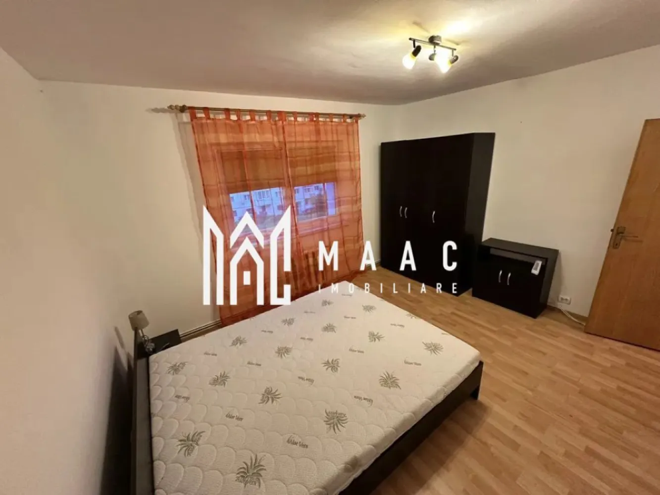 Apartament 2 Camere I Decomandat I Etaj3/8 I Terezian - Apartament decomandat, cu o suprafață de 62 mp, situat la etajul 3 din 8, în cartierul Terezian – disponibil imediat și pregătit pentru închiriere pe termen lung. Dotări și caracteristici principale: Compartimentare funcțională: 2 camere spațioase, bucătărie separată, baie și balcon Complet mobilat și utilat – gata pentru mutare Pivniță inclusă pentru spațiu de depozitare suplimentar Se acceptă animale de companie în anumite condiții Zonă bine conectată la mijloace de transport și puncte de interes Locuință ideală pentru un cuplu sau o familie care caută confort, funcționalitate și accesibilitate. 📞 Pentru mai multe informații sau programarea unei vizionări, te rugăm să ne contactezi:ID: CP2581788 }}