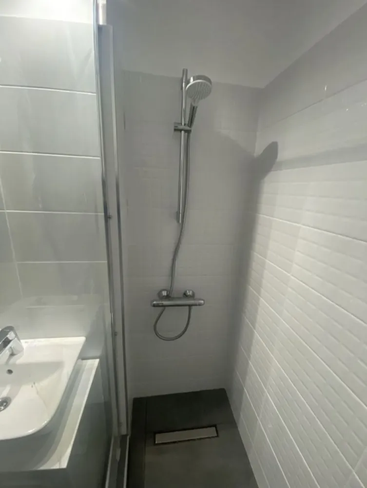 Vand apartament 2 camere Faleza Nord - Vând apartament faleza nord 2 camere poziționare excelenta. Poziționat la parter cu balcon,se vinde mobilat, centrala pe gaze, baia renovată complet, grohe, cersanit sanitare