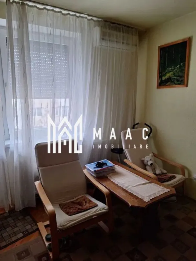 Apartament 3 Camere I Semidecomandat I Etaj 4/4 I Cedonia - Apartament funcțional și bine întreținut, situat în zona Cedonia, cu o suprafață utilă de 48 mp, poziționat la etajul 4 din 4. Caracteristici principale: Compartimentare semidecomandată: living, 2 dormitoare, bucătărie, baie, hol Balcon Complet mobilat și utilat – ideal pentru mutare imediată sau investiție Etaj 4/4 – vedere deschisă, lumină naturală abundentă Disponibil imediat Apartamentul este situat într-o zonă bine cotată, cu acces rapid la mijloace de transport, magazine și școli. Ideal pentru locuit sau pentru închiriere. Pentru mai multe informații și vizionări:ID: CP2581630 }}