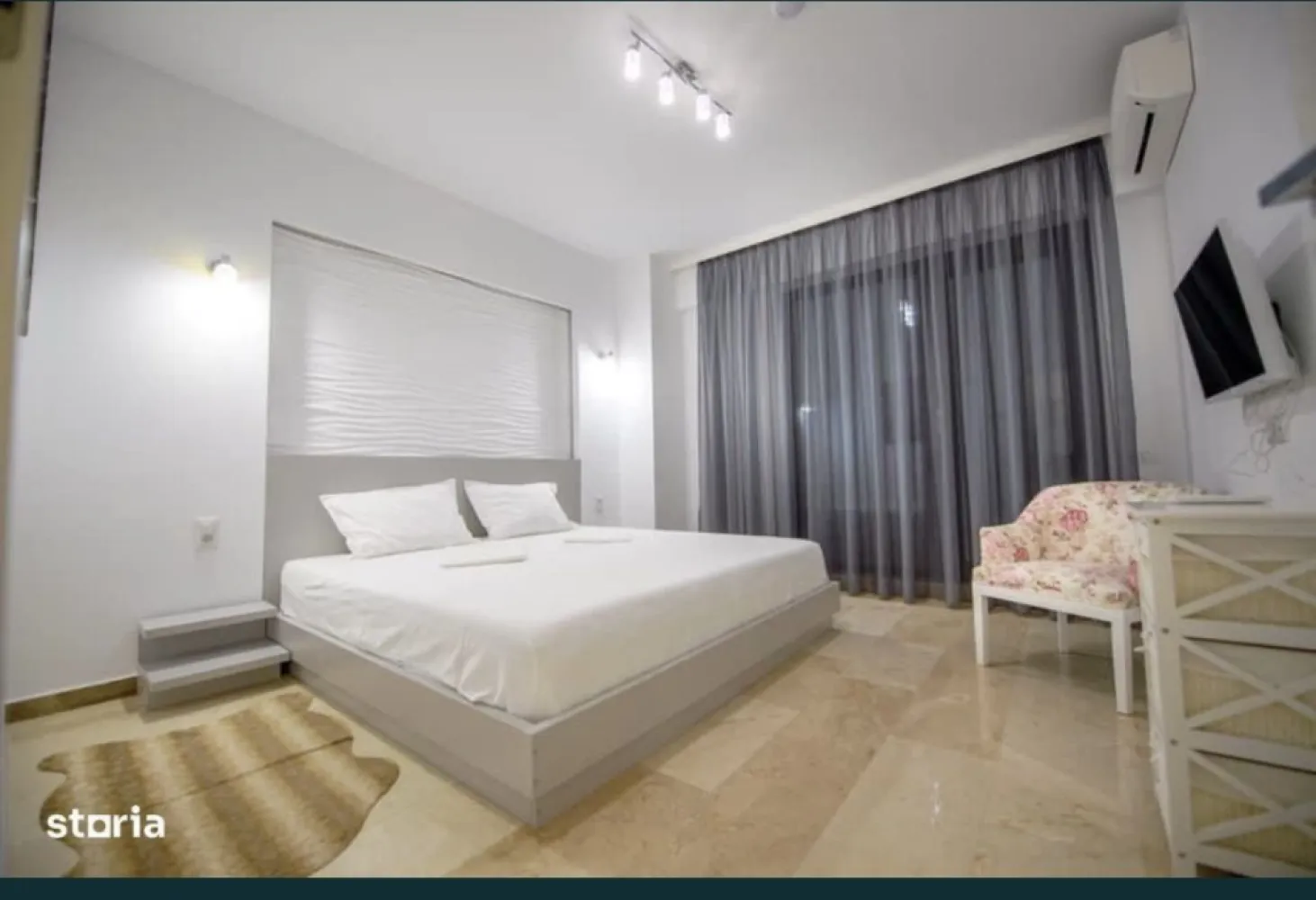 Ap 2 camere langa hotel Vega - Vand apartament cu 2 camere in zona "La Butoaie". imobilul se afla pe partea cu marea iar plaja este la o distanta de 1 minut de mers pe jos. Apartamentul este semidecomandat fiind impartit in living cu bucatarie open space, din care se face accesul catre dormitor, baie si balcon. Zona este una foarte buna, avand aproape magazine, restaurante, hotelul Vega, mijloace de transport in comun etc. Apartamentul dispune de un loc de parcare in subsolul blocului, inclus in pret.